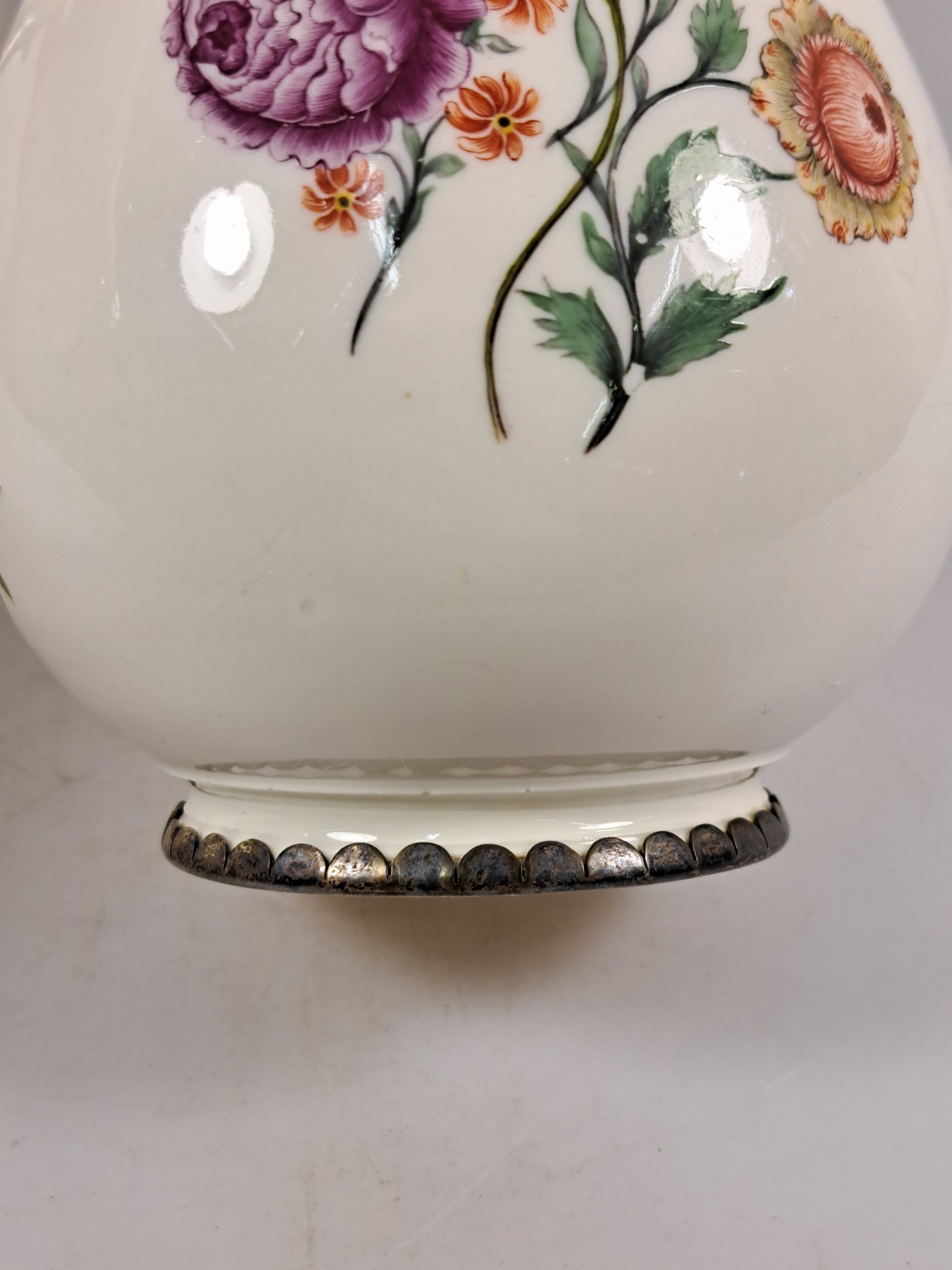 Detail j: Deckelkanne, Frankenthal, 1755-1762, Löwenmarke, Porzellan, beidseitige Blumenmalereien, deutsche Blumen, leicht rest., Silberdeckel geprüft, Fuß ...