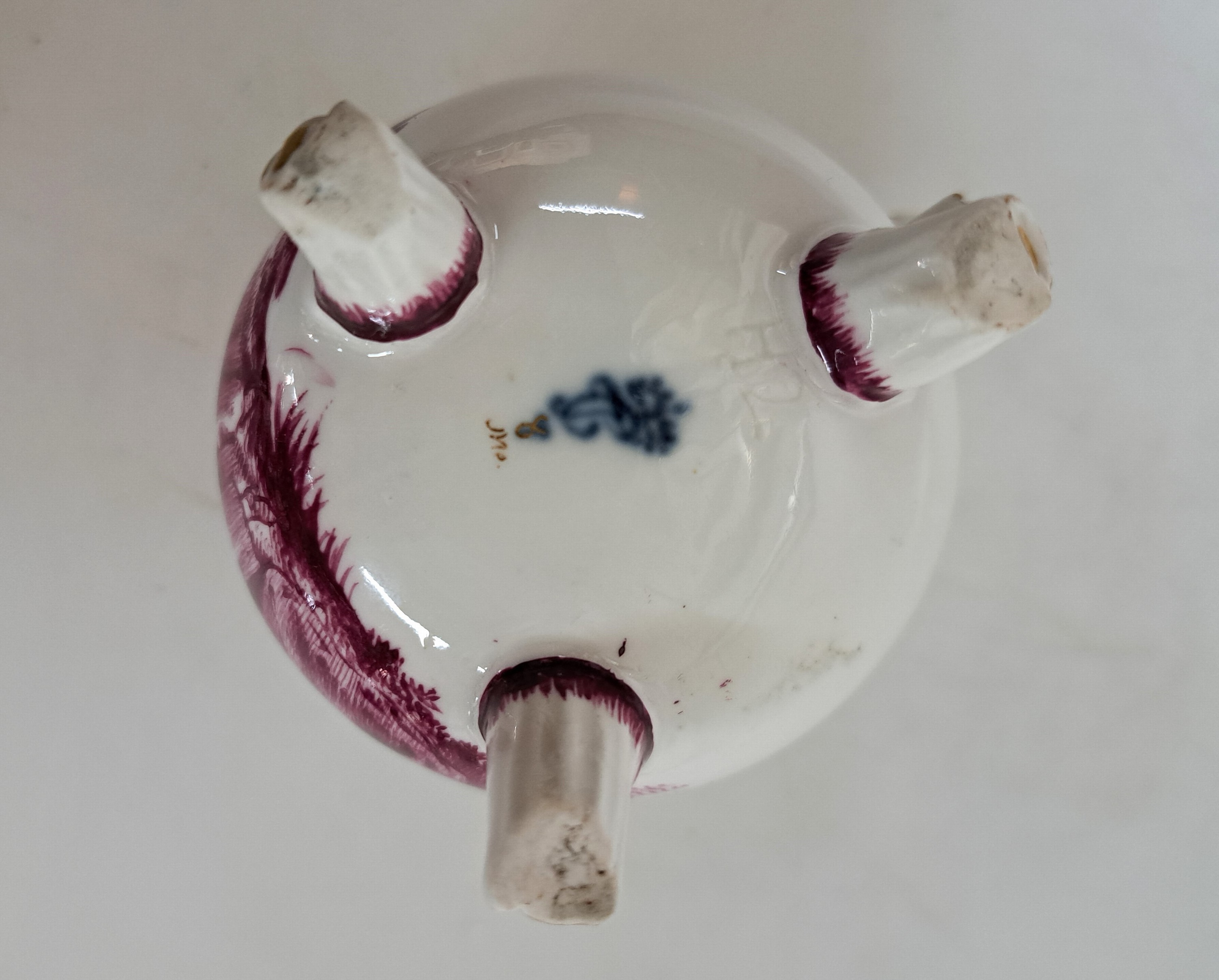 Detail b: Milchkännchen/Sahnekännchen, Frankenthal, CT-Marke, um 1770-90, Porzellan, purpurfarbene Figurenbemalung, Dame mit zwei musizierenden Komödianten ...
