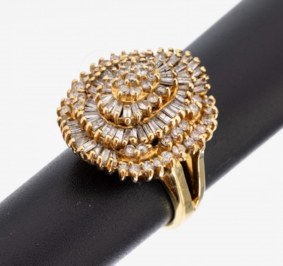 Image 26972127 - 14 kt Gold Diamant-Ring, GG 585/000, ovalerRingkopf in mehreren Ebenen, 55 Brillanten ...