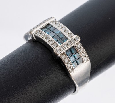 Image 26972209 - 14 kt Gold Diamant-Ring, WG 585/000, 22 Princess Cut-Diamanten zus. ca. 0.65 ct blau ...