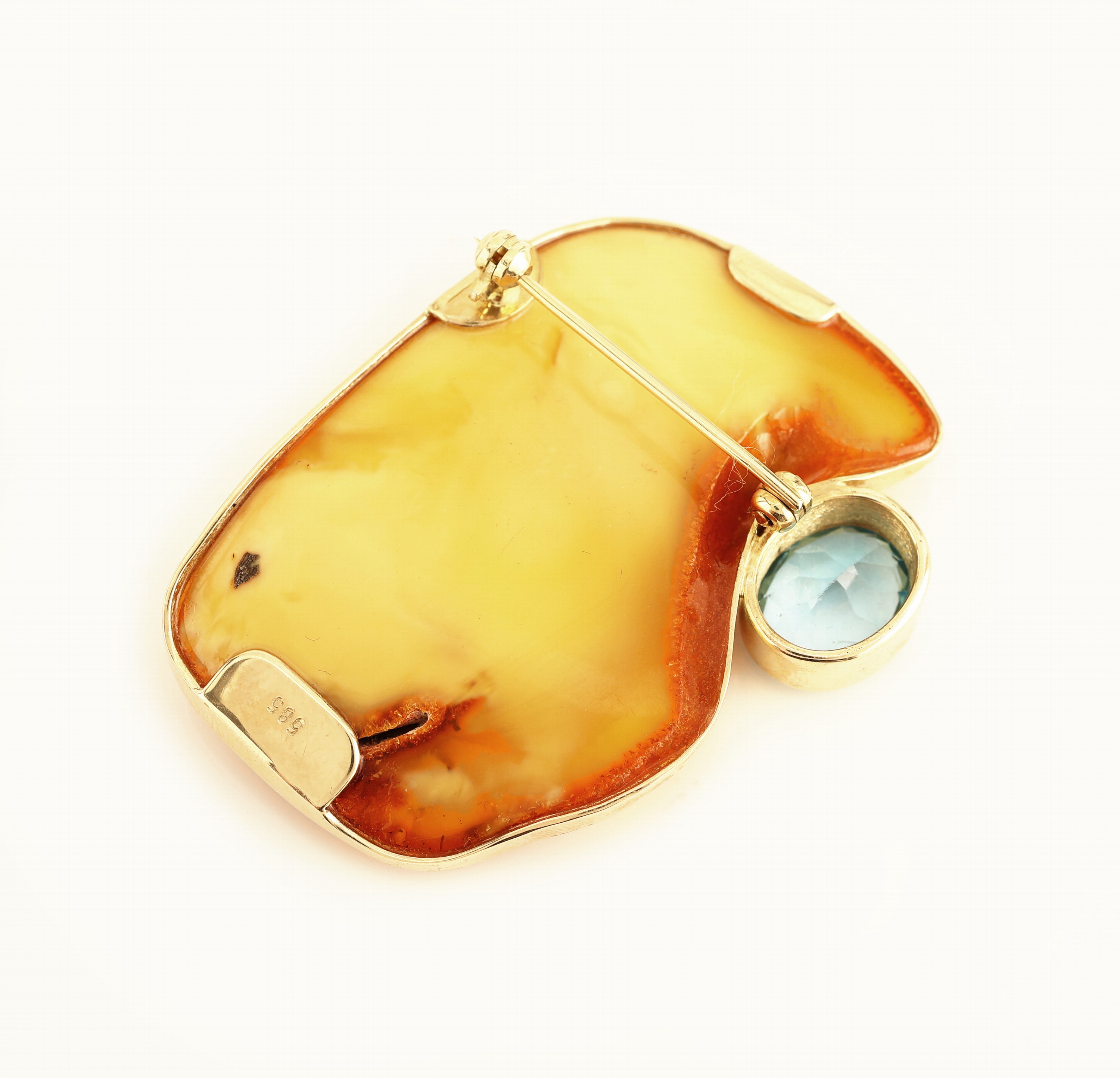 Detail a: 14 kt Gold Bernstein-Topas-Brosche, GG 585/000, abstraktes Design, Butterscotch- Bernstein, facett. Topas (beh.) ca. 5.0 ct, ca. 17.2 g, ...