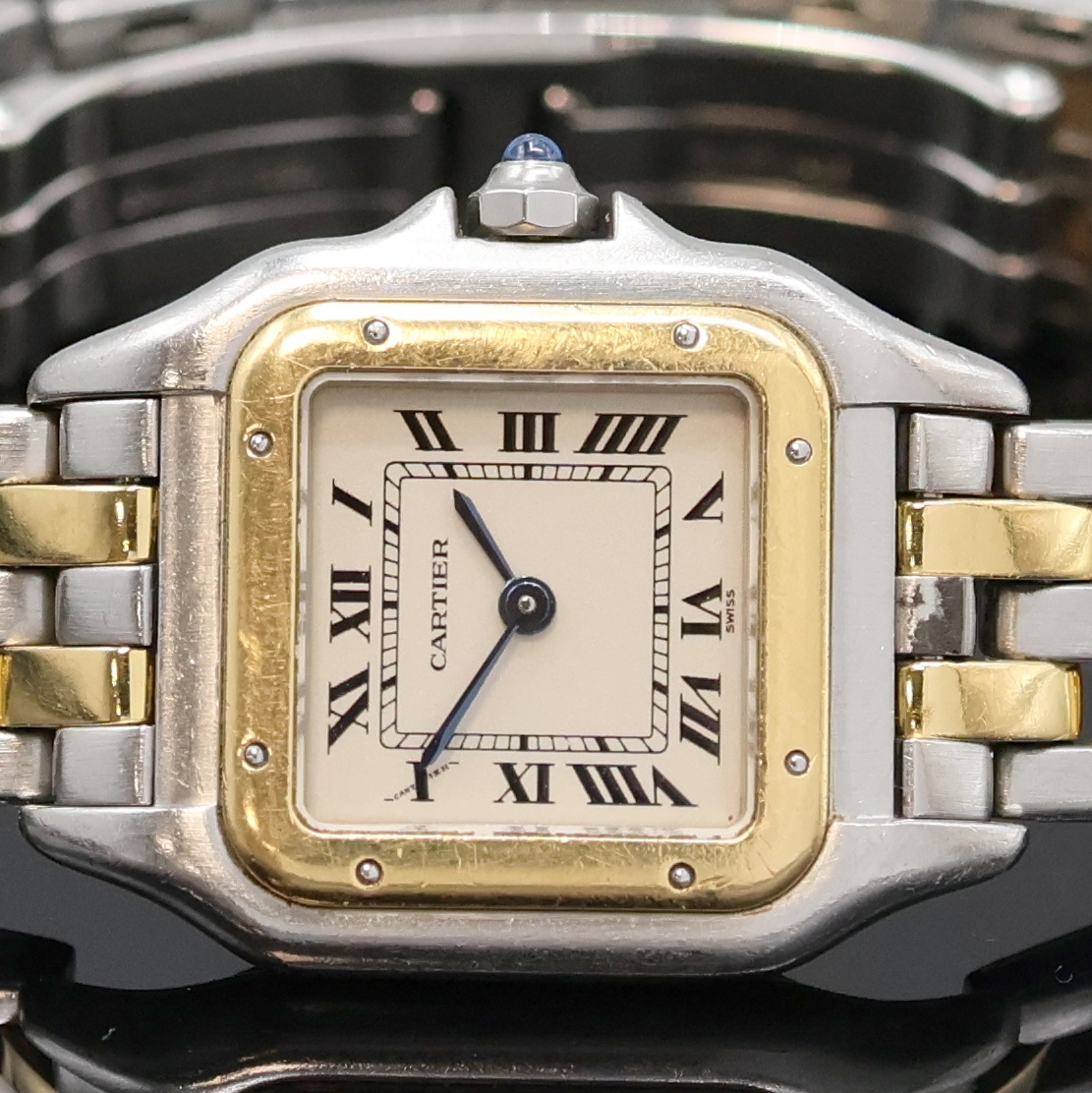 Detail a: CARTIER Panthere Damenarmbanduhr Referenz 1057917C, Schweiz um 1993, quarz, Boden 8- fach verschr., Schmuckkrone, Gliederband m. dopp. Faltschl., ...