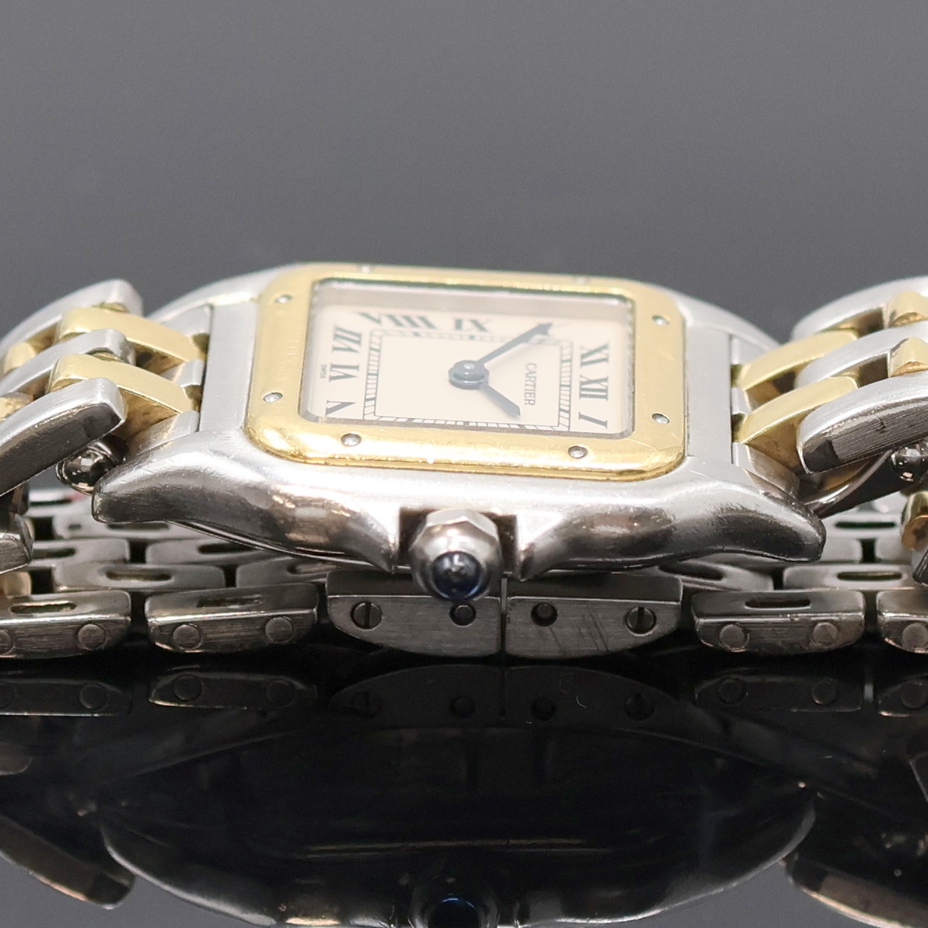 Detail c: CARTIER Panthere Damenarmbanduhr Referenz 1057917C, Schweiz um 1993, quarz, Boden 8- fach verschr., Schmuckkrone, Gliederband m. dopp. Faltschl., ...