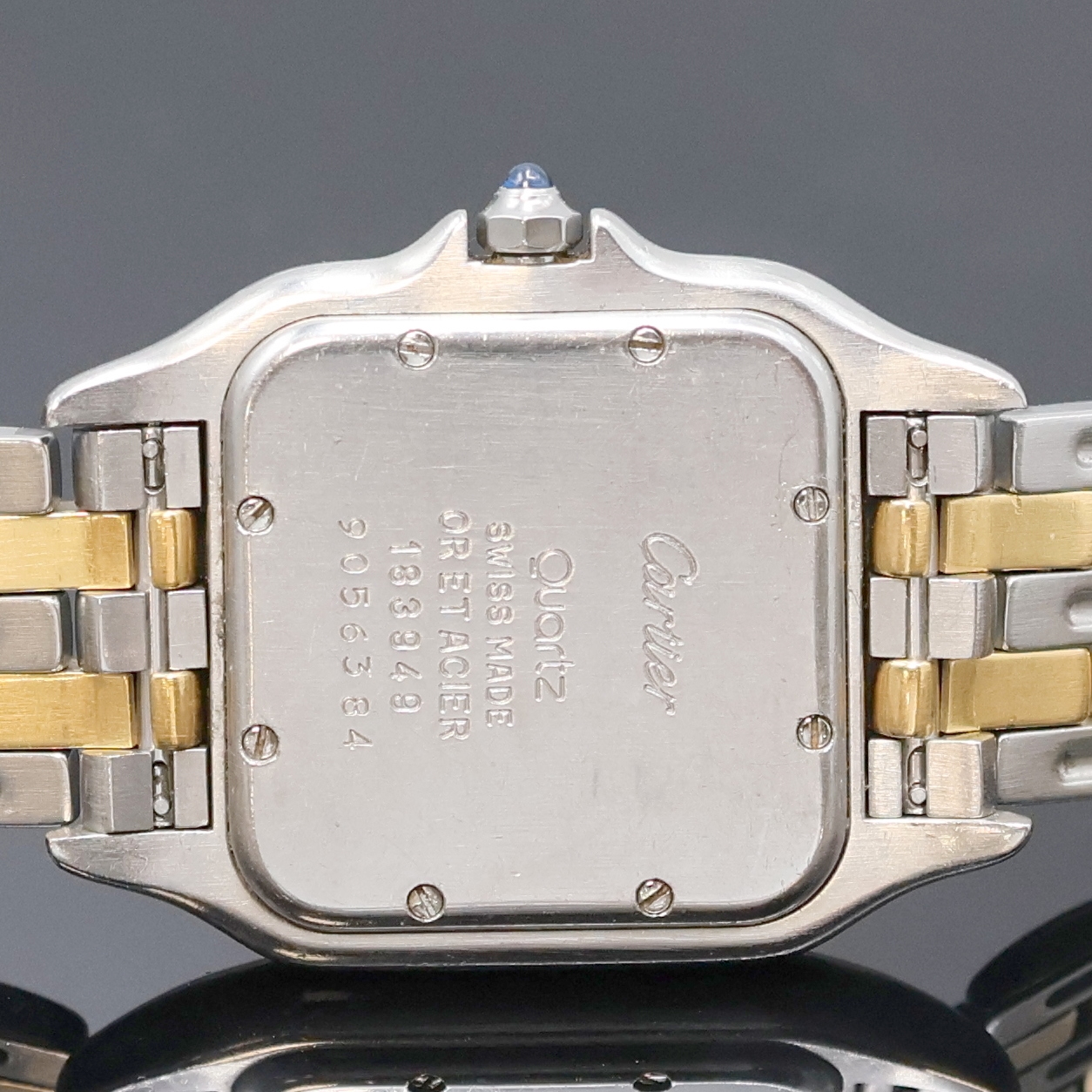 Detail d: CARTIER Herrenarmbanduhr Panthere Referenz 183949, Schweiz um 1990, quarz, Edelstahl/Gold komb. inklusive Gliederband m. dopp. Faltschl., Boden ...