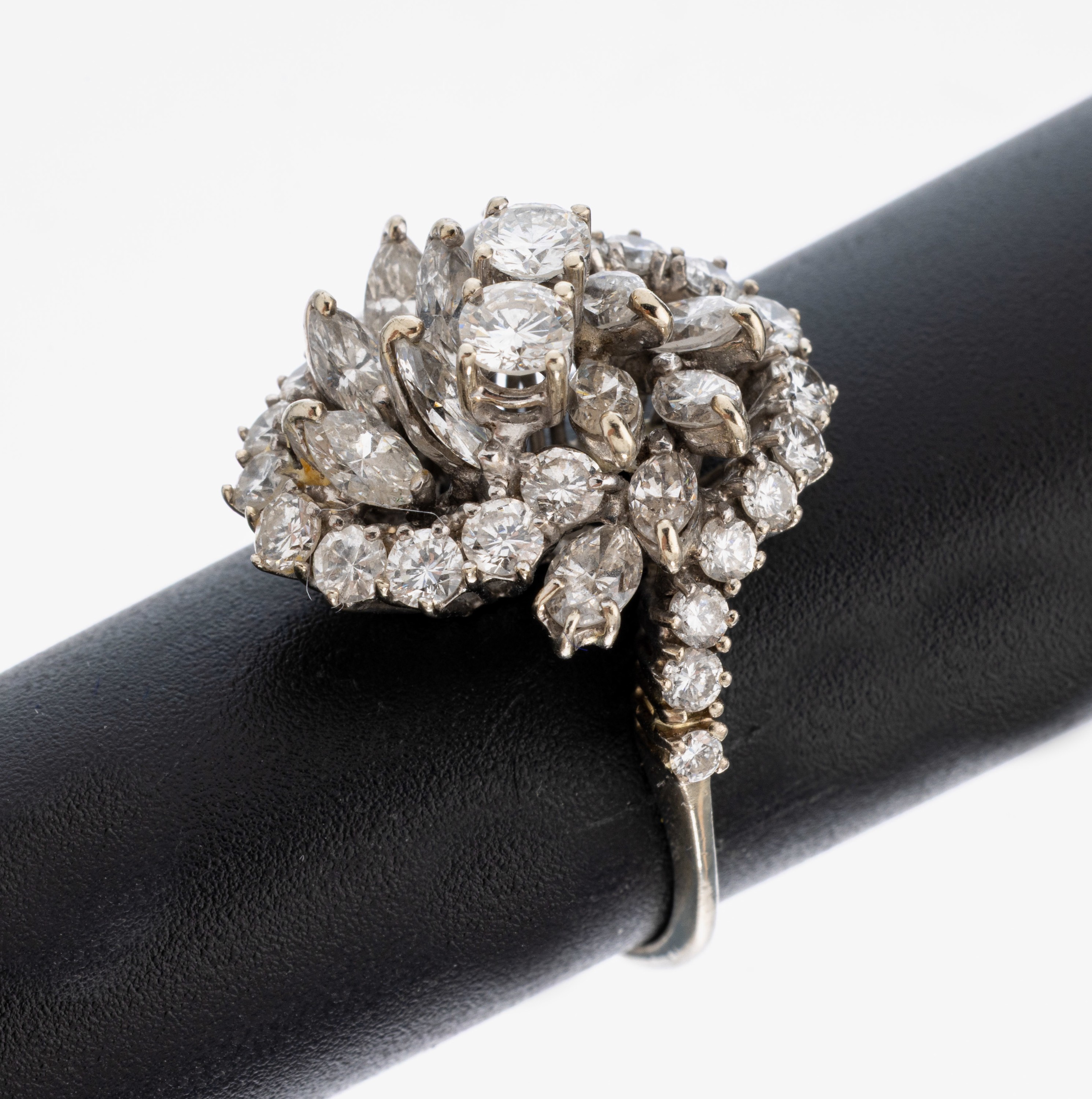 14 kt Gold Diamant-Ring, WG 585/000, hoher Aufbau in mehreren Ebenen, 26 Brillanten und 12 Diamant-Navettes zus. ca. 3.11 ct feines Weiß/vvs, ...