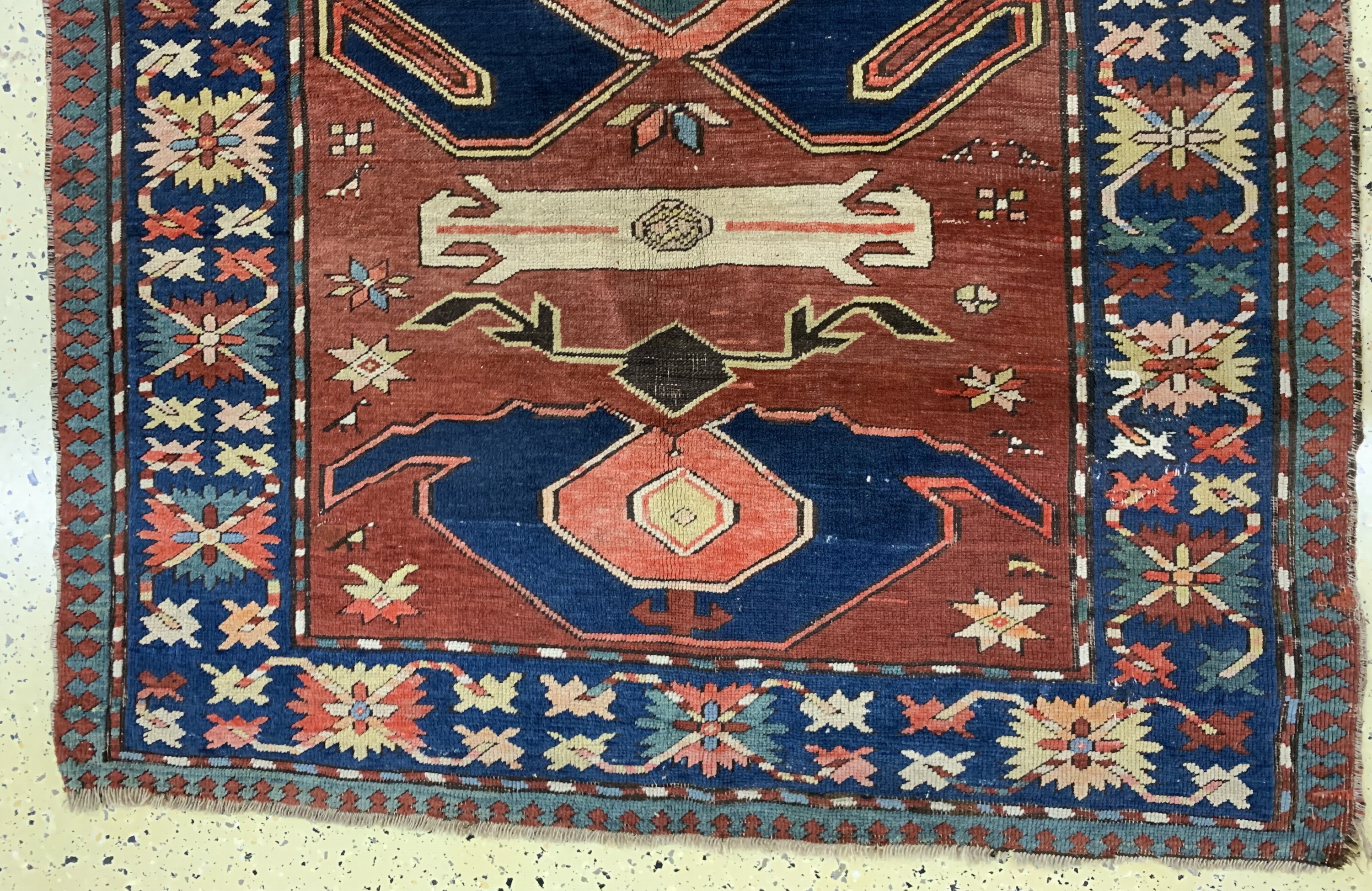 Detail d: Antiker Kazak, Kaukasus, Mitte 19.Jhd, Wolle auf Wolle, ca. 252 x 130 cm, EHZ: 3, (Restaurierungen)