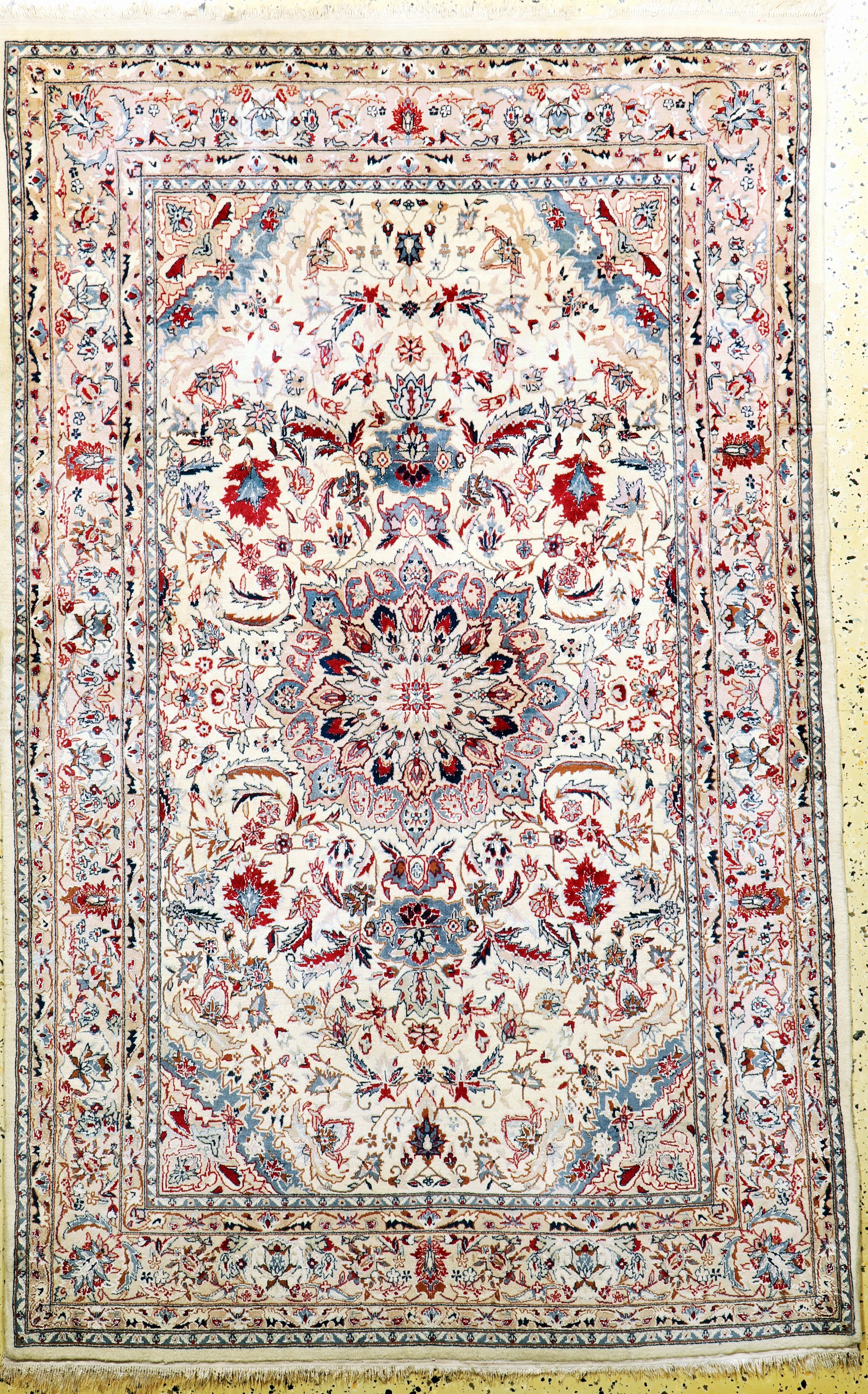 Esfahan fein, China, Ende 20.Jhd, Korkwollemit und auf Seide, ca. 189 x 120 cm, EHZ: 2