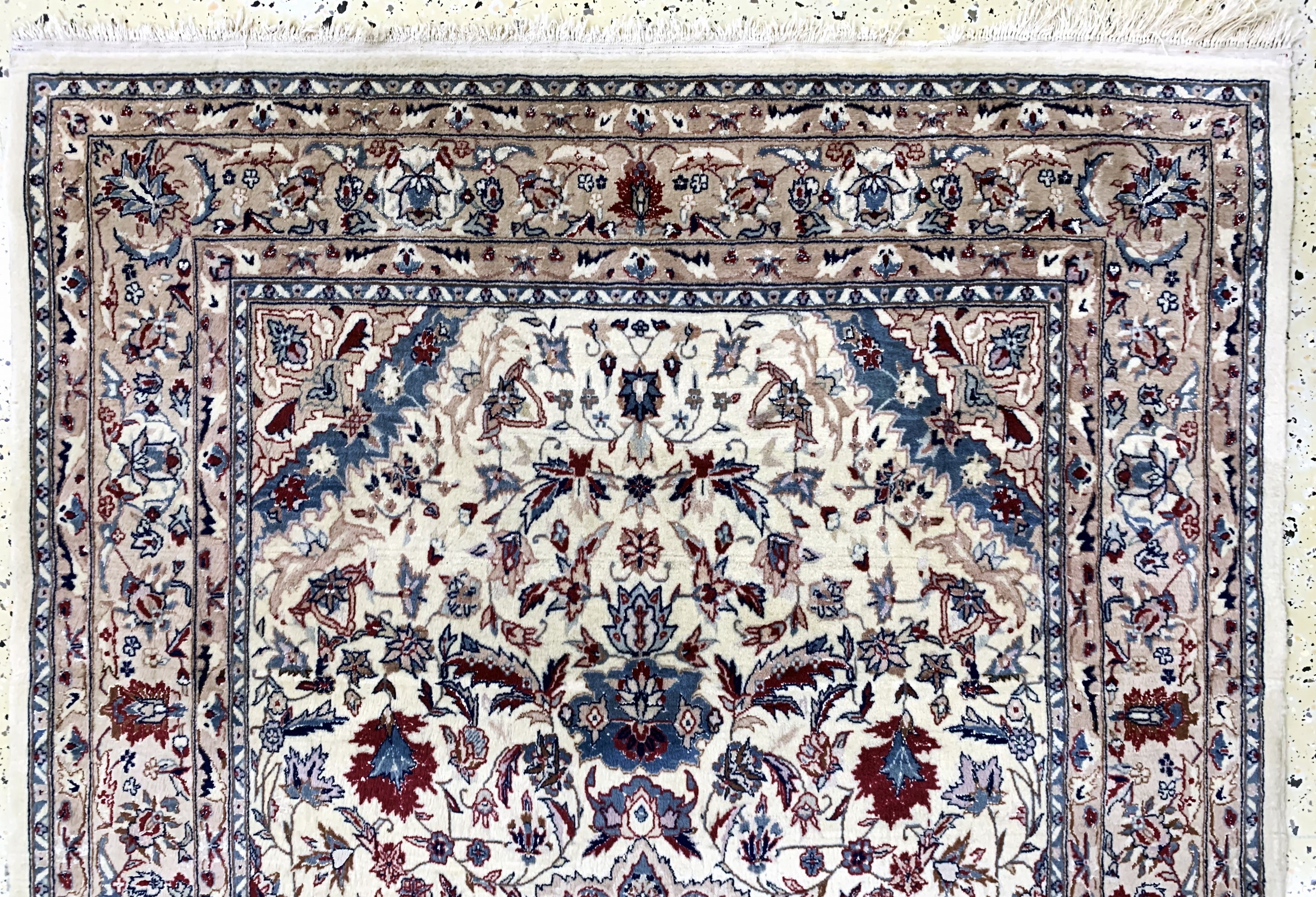 Detail a: Esfahan fein, China, Ende 20.Jhd, Korkwollemit und auf Seide, ca. 189 x 120 cm, EHZ: 2