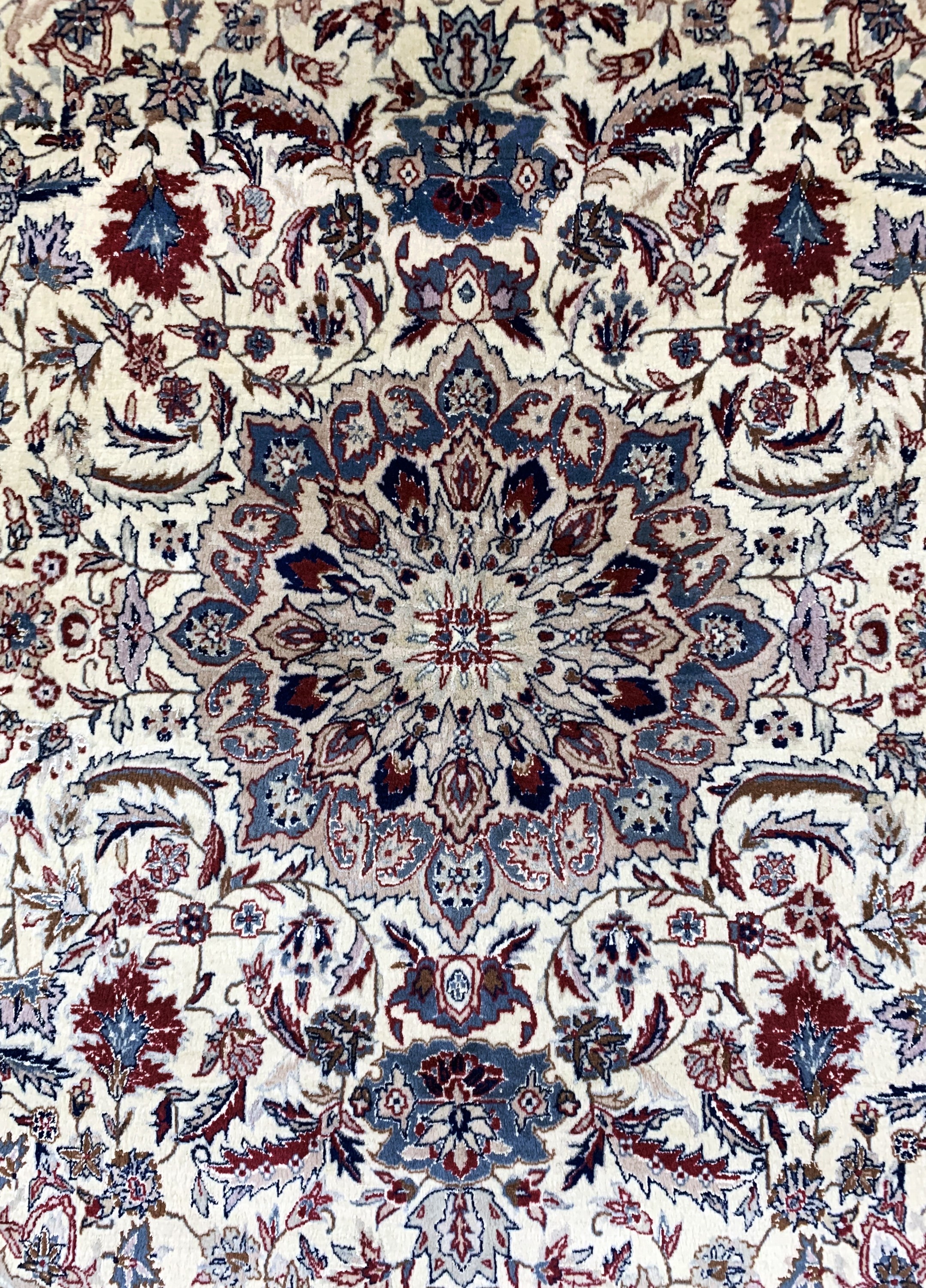 Detail b: Esfahan fein, China, Ende 20.Jhd, Korkwollemit und auf Seide, ca. 189 x 120 cm, EHZ: 2