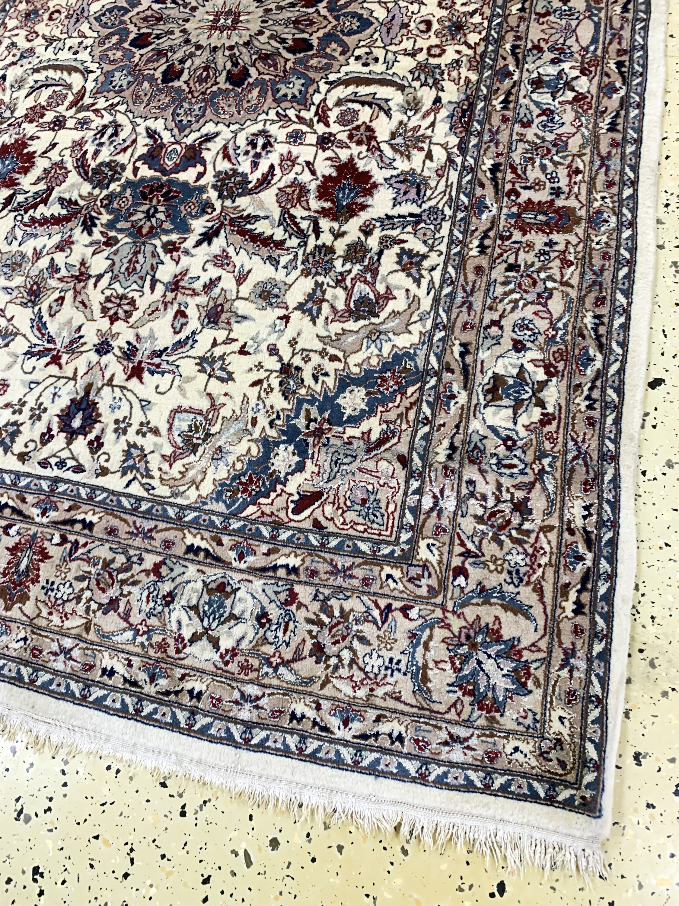 Detail c: Esfahan fein, China, Ende 20.Jhd, Korkwollemit und auf Seide, ca. 189 x 120 cm, EHZ: 2