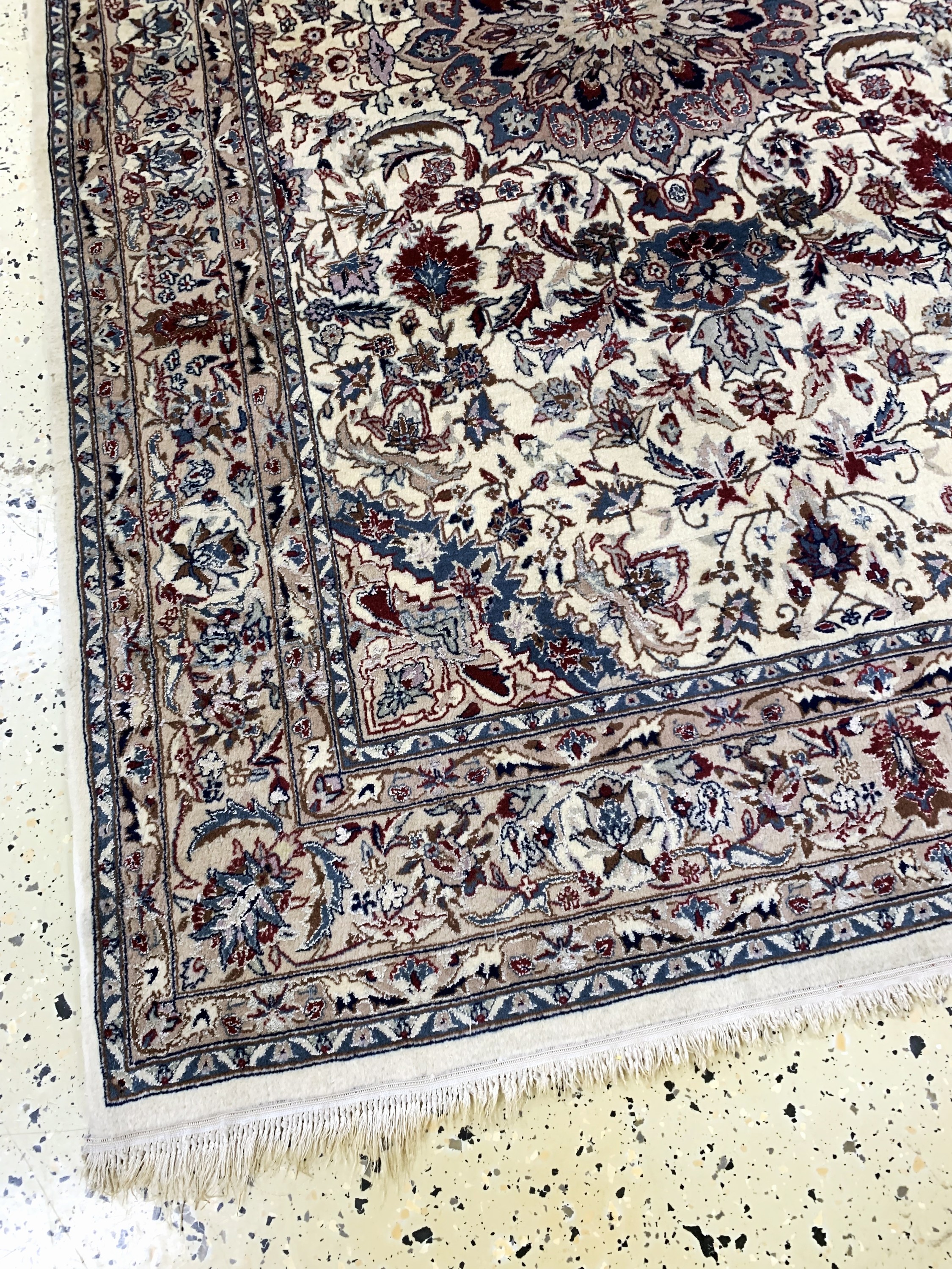 Detail d: Esfahan fein, China, Ende 20.Jhd, Korkwollemit und auf Seide, ca. 189 x 120 cm, EHZ: 2