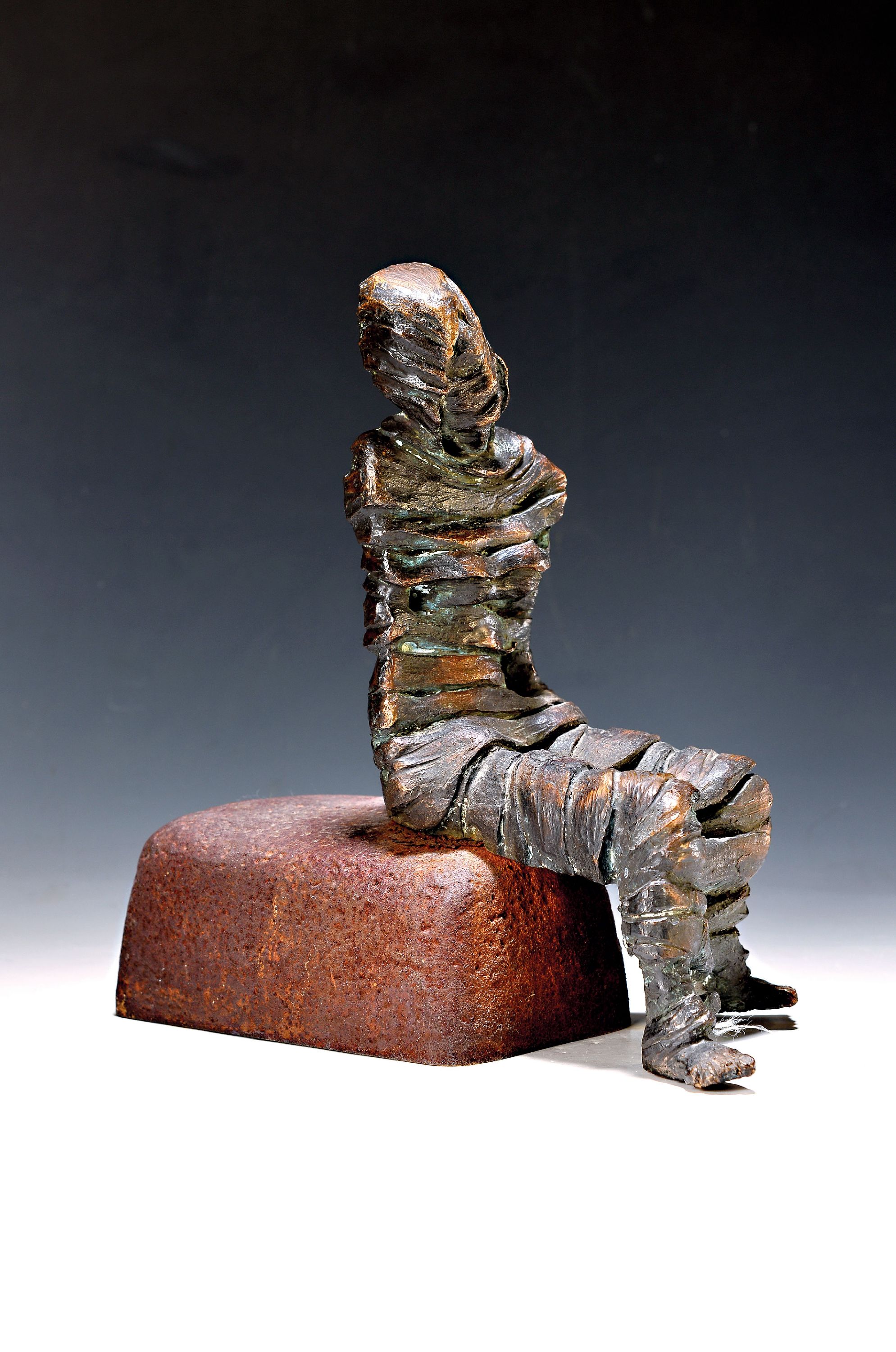 Pieter Sohl, geb. 1933 Mannheim, Bronzefigur "In Fesseln, 1981, auf Eisensockel, am Fuß monogrammiert PS 87, 30 x 29 x 15 cm