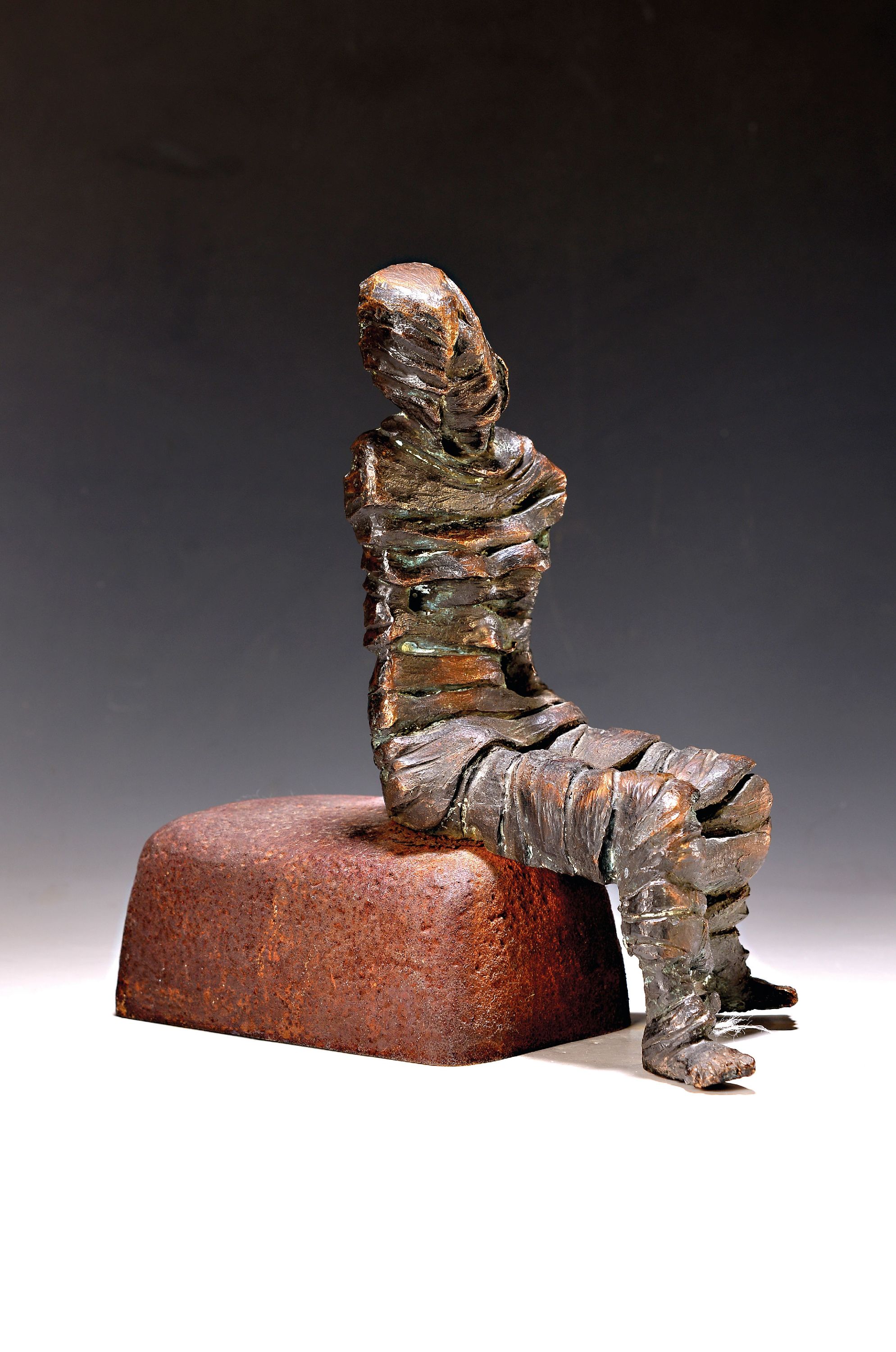 Detail k: Pieter Sohl, geb. 1933 Mannheim, Bronzefigur "In Fesseln, 1981, auf Eisensockel, am Fuß monogrammiert PS 87, 30 x 29 x 15 cm