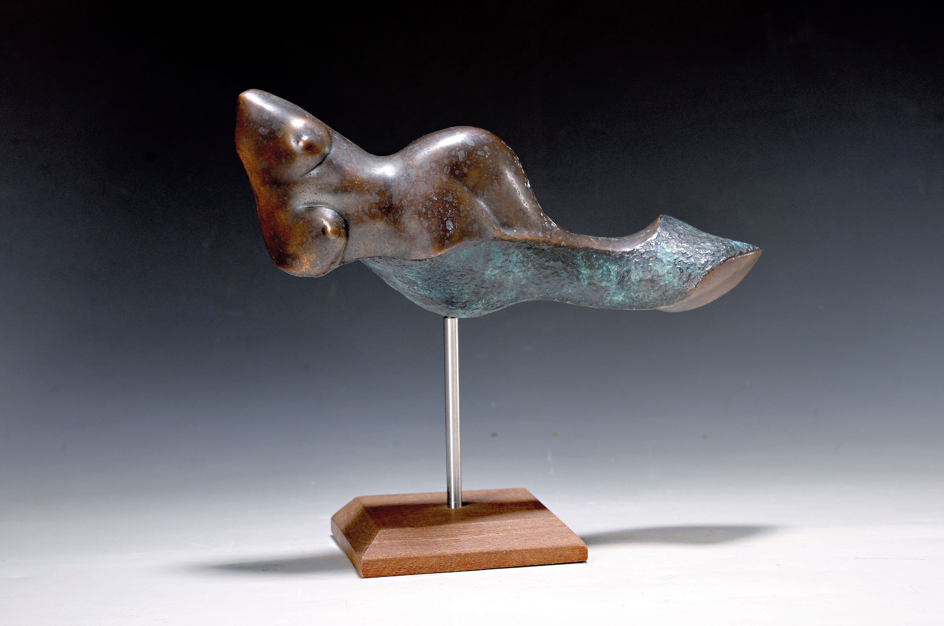 soll zurück Monogrammist CMH, 2. Hälfte 20. JhBronze, monogrammiert und bez. V/12, liegende Nypmphe/Torso, ca. 25 x 30 cm