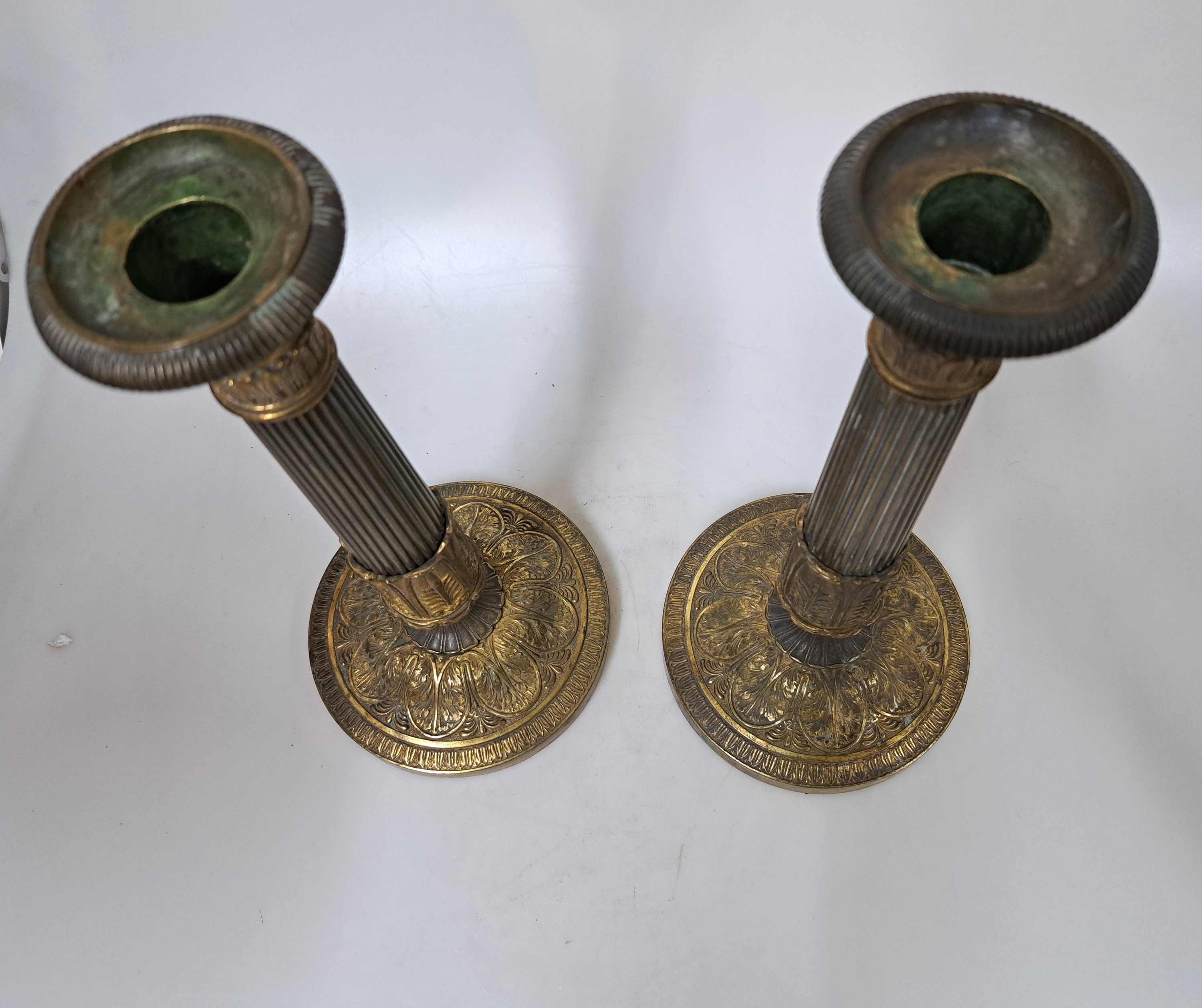 Detail a: Leuchterpaar im Stile des Klassizismus, um 1900, Messing, Reliefdekor, komposite Säulenform, runder Stand, H. 28 cm