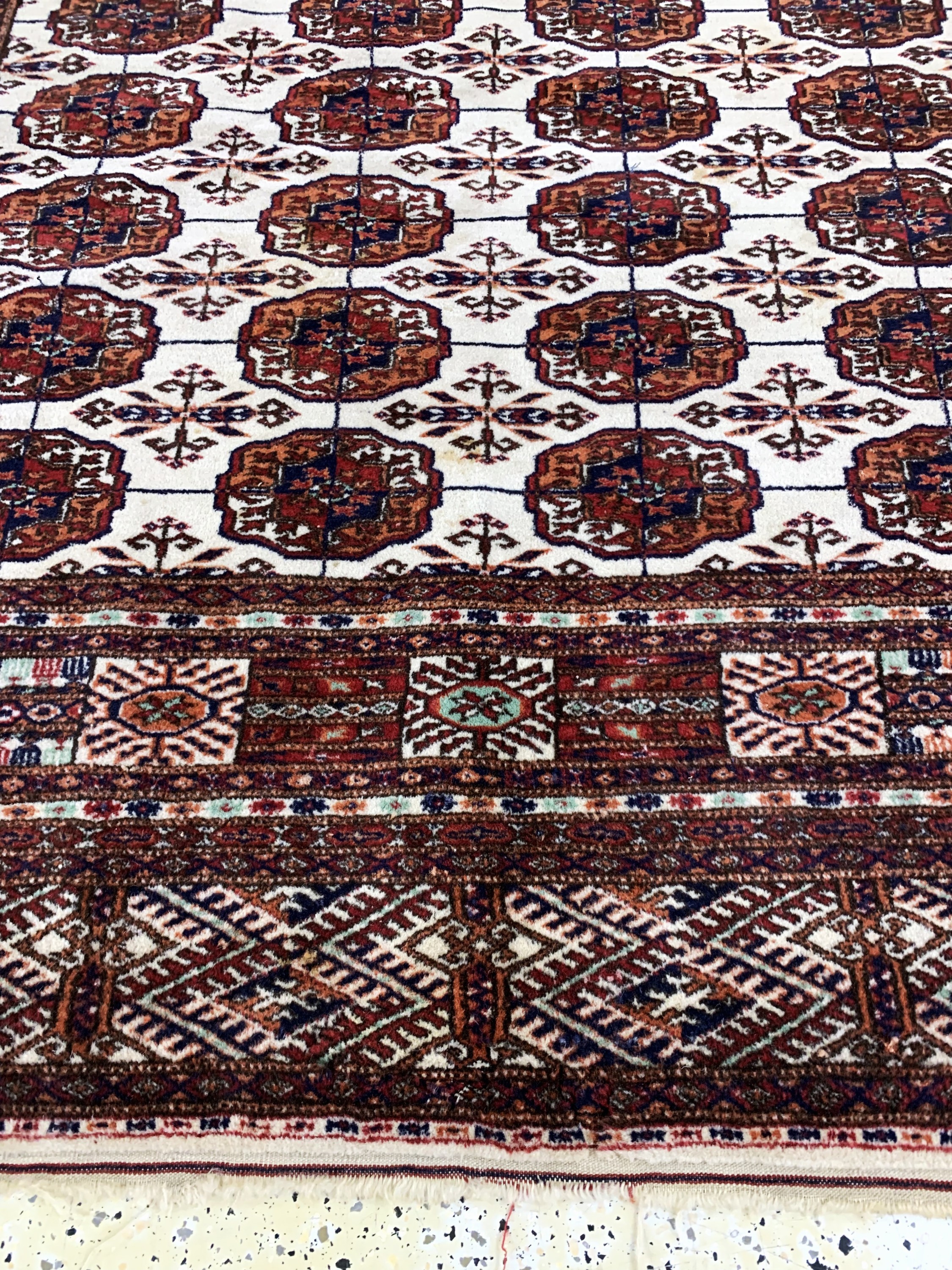 Detail e: Torkmen fein alt, Persien, Mitte 20.Jhd, Wolle auf Wolle, ca. 284 x 189 cm, gereinigt, EHZ: 2(kleiner Mottenfraß).