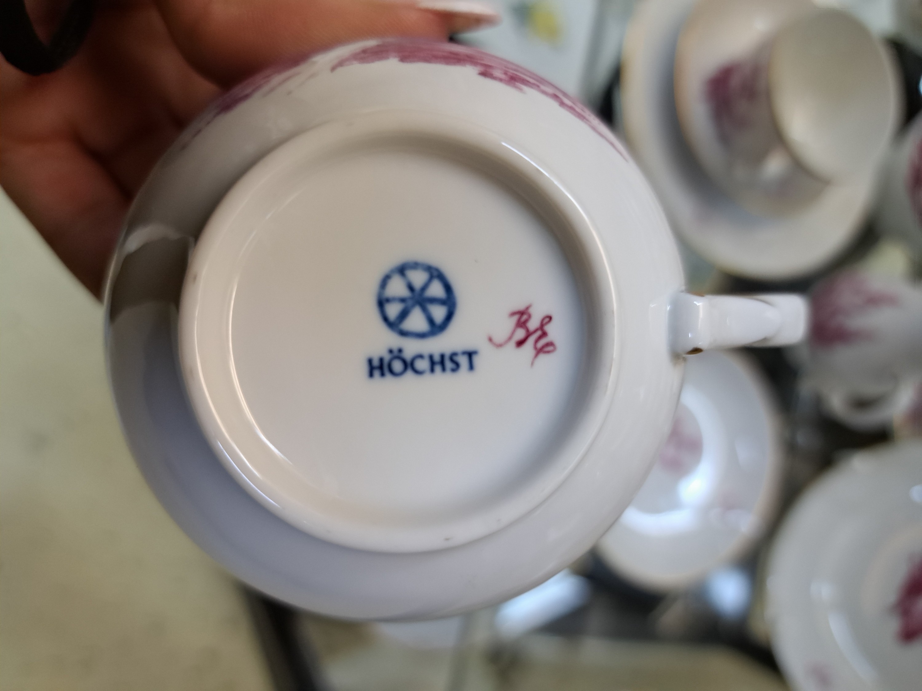Detail f: Mokkaservice, Höchst, 2. Hälfte 20. Jh., Porzellan, für 6 Personen, purpurfarbene Landschaftsbemalung, Mokkakanne, Zuckerdose, Sahnegießer, sechs ...