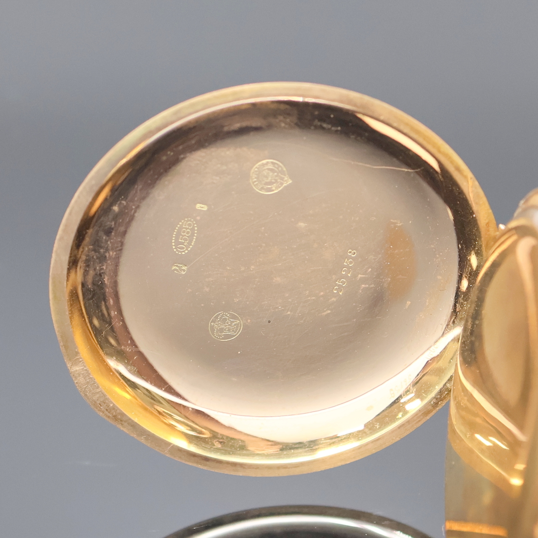 Detail d: TEUTONIA Herrensavonette in RoseG 585/000, Schweiz um 1900, guill. 2-Deckel Goldgeh., Monogramm-Grav. auf Sprungdeckel, Emailzifferbl., arab. Zahlen, ...