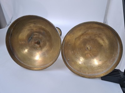 26972436b - Leuchterpaar im Stile des Klassizismus, um 1900, Messing, Reliefdekor, komposite ...