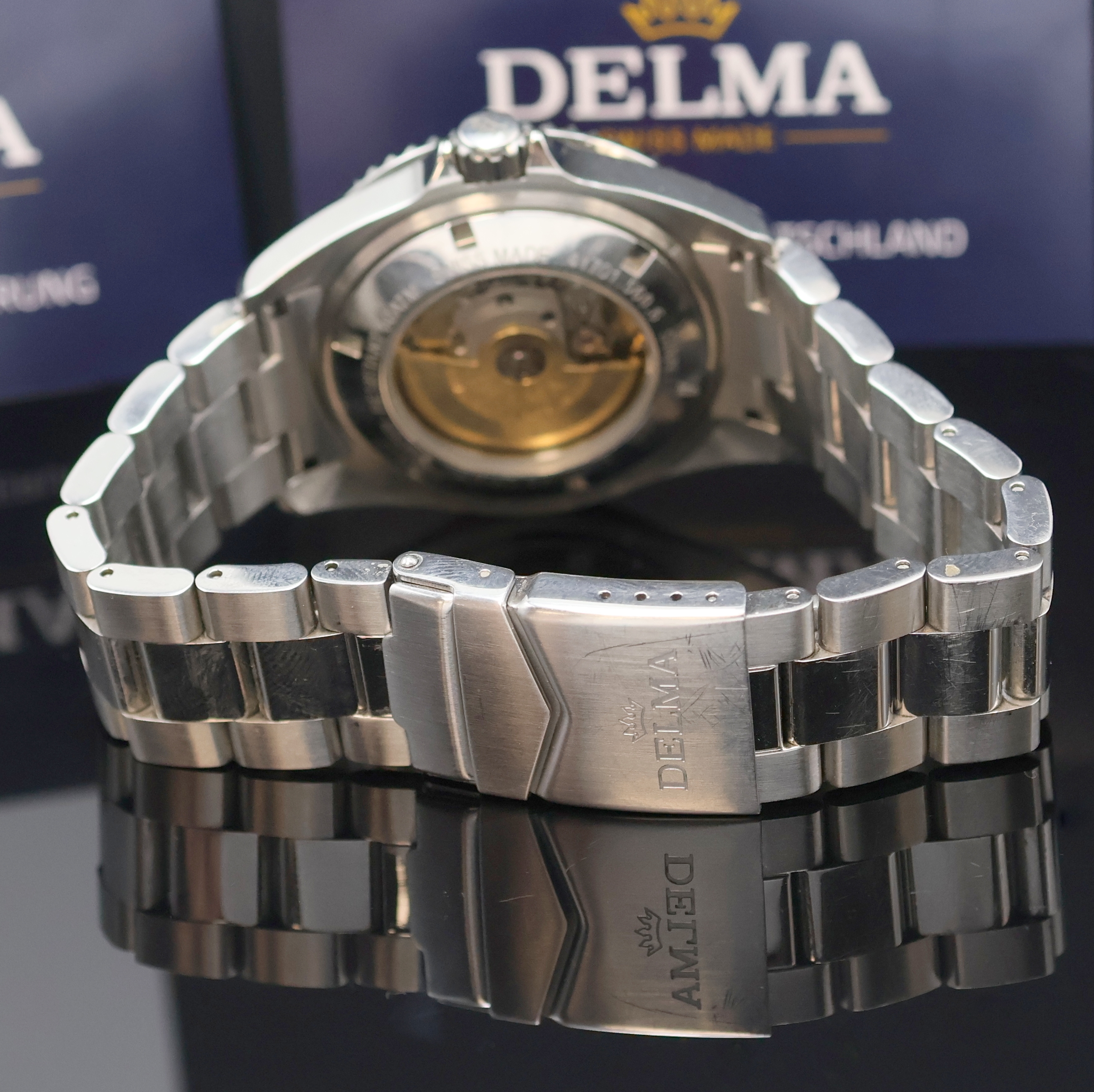 Detail d: DELMA Santiago Herrenarmbanduhr Referenz 41701.560.6, Schweiz um 2010, Automatik, Edelstahlgeh. inkl. Gliederband m. Faltschl., beids. vergl., Boden ...