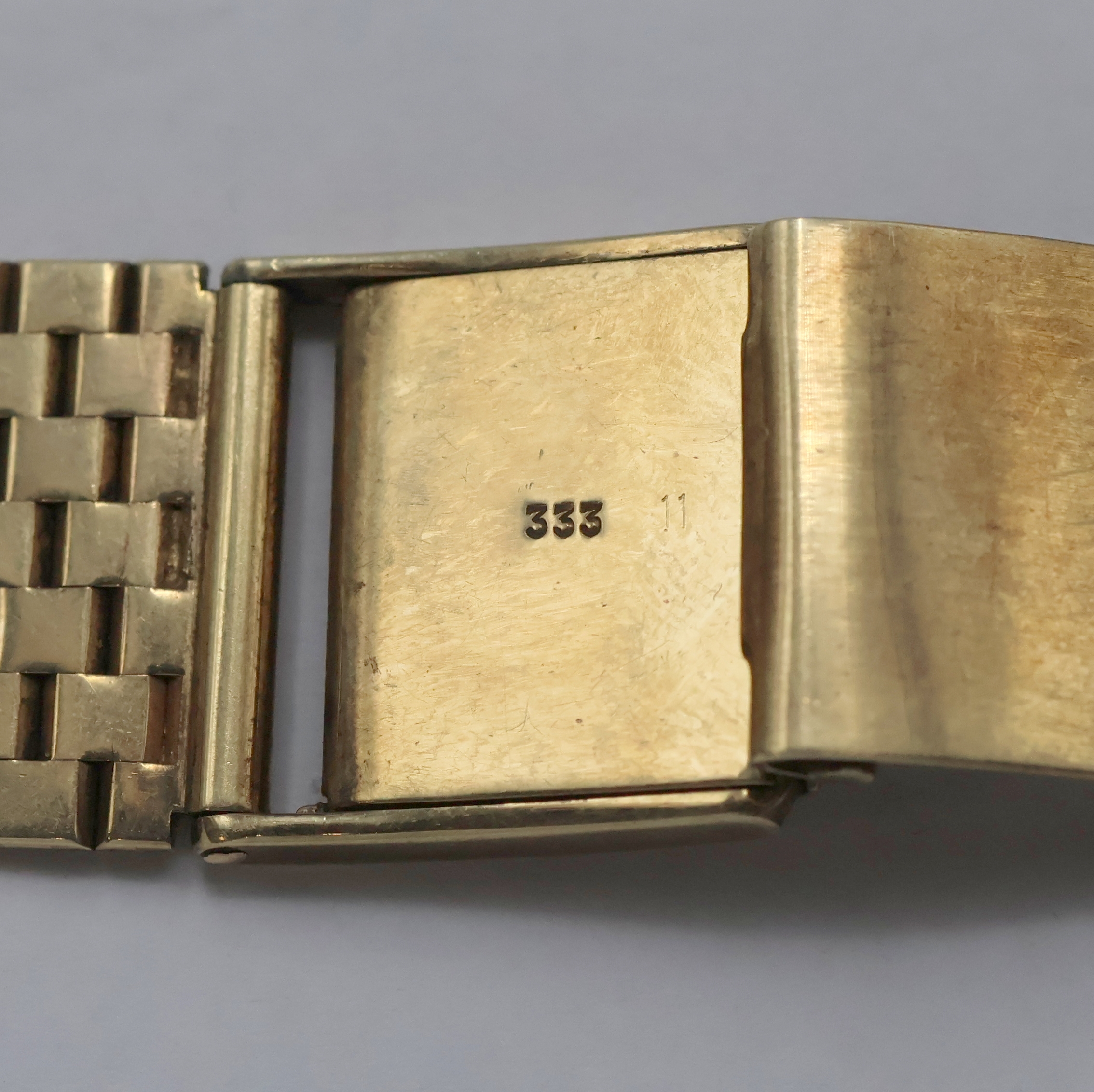 Detail e: Omega Geneve Armbanduhr Referenz 161.009 an GG 333/000 Band, Schweiz um 1968, Automatik, verg. 2-teil. Geh., Edelstahlboden aufgedr., orig. Krone, ...