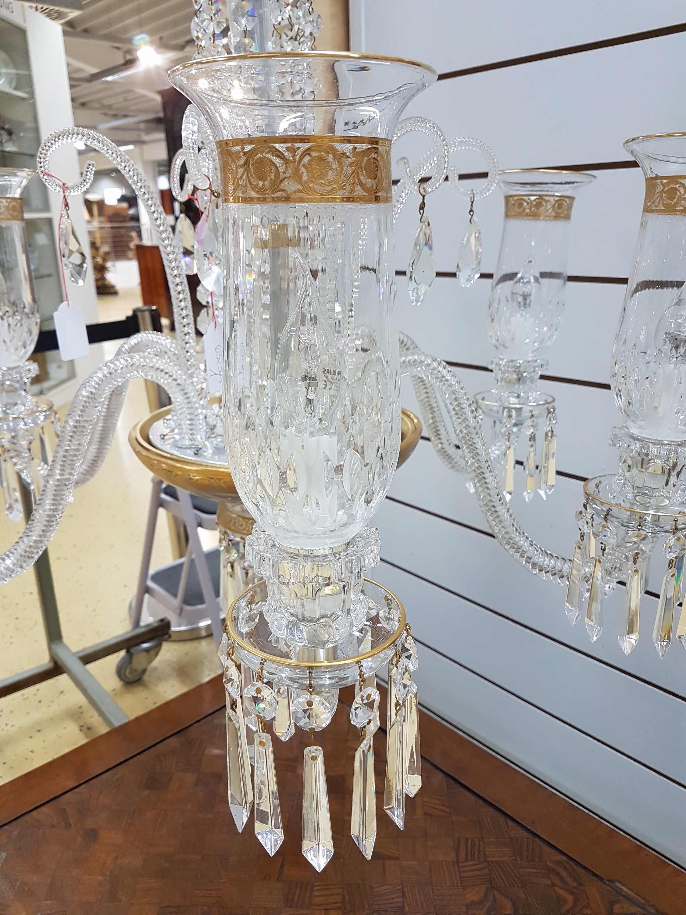 Detail a: 6-flammiger Prunkleuchter/Chandelier, St. Louis, Frankreich, Dekor Thistle, Kristallglas, graviert, geschliffen und teilweise vergoldet, umlaufender ...