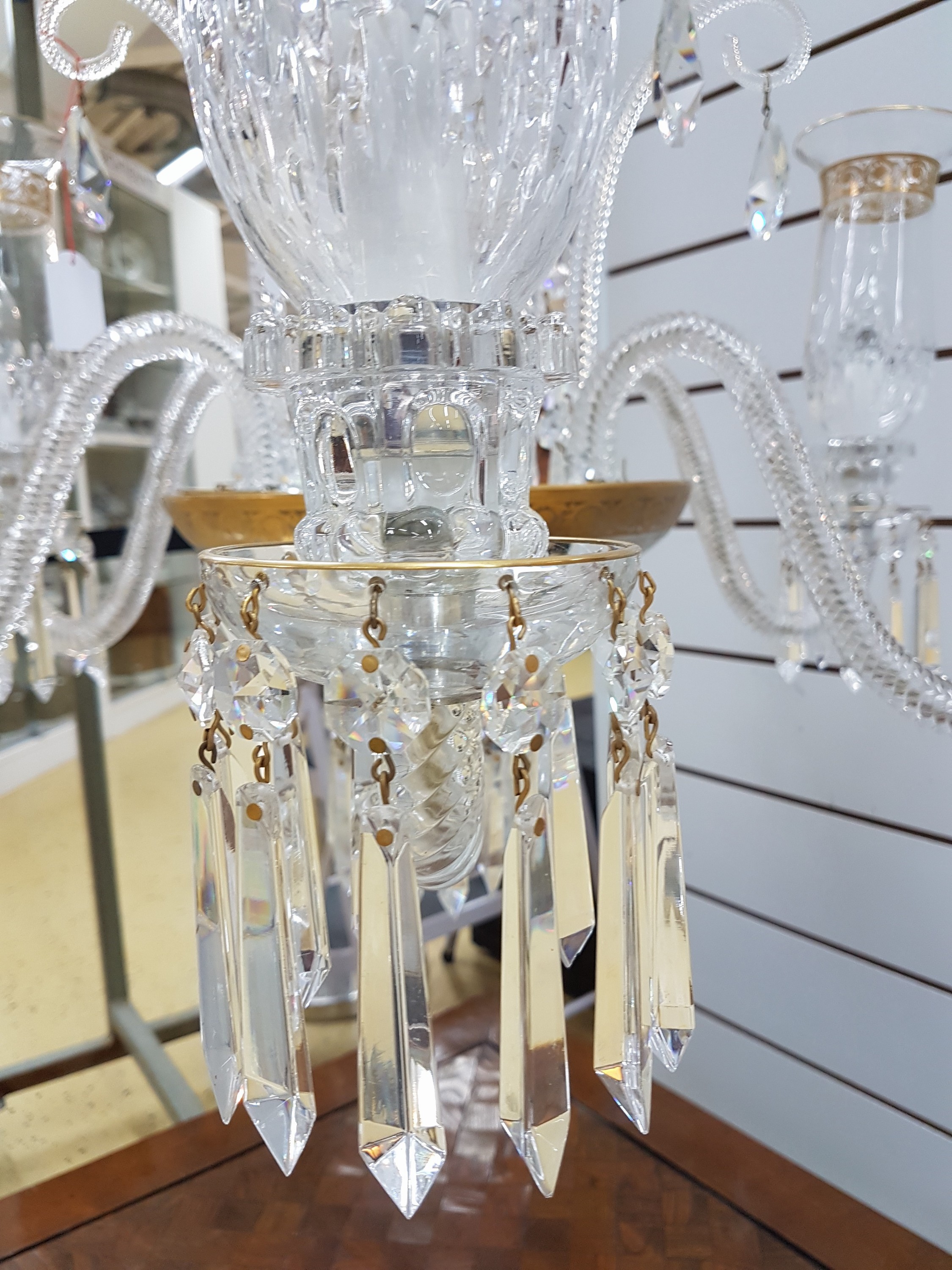 Detail c: 6-flammiger Prunkleuchter/Chandelier, St. Louis, Frankreich, Dekor Thistle, Kristallglas, graviert, geschliffen und teilweise vergoldet, umlaufender ...