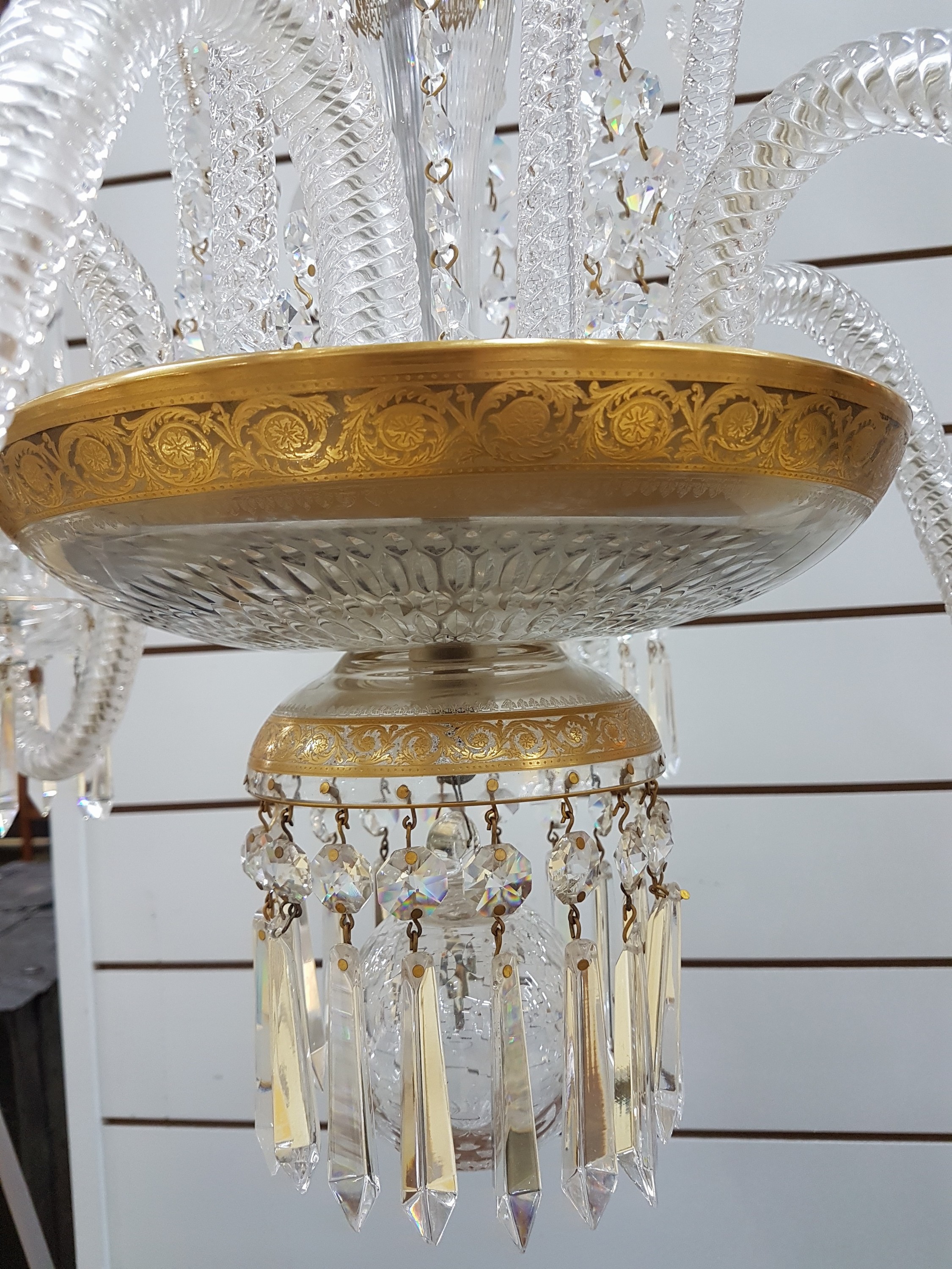 Detail d: 6-flammiger Prunkleuchter/Chandelier, St. Louis, Frankreich, Dekor Thistle, Kristallglas, graviert, geschliffen und teilweise vergoldet, umlaufender ...