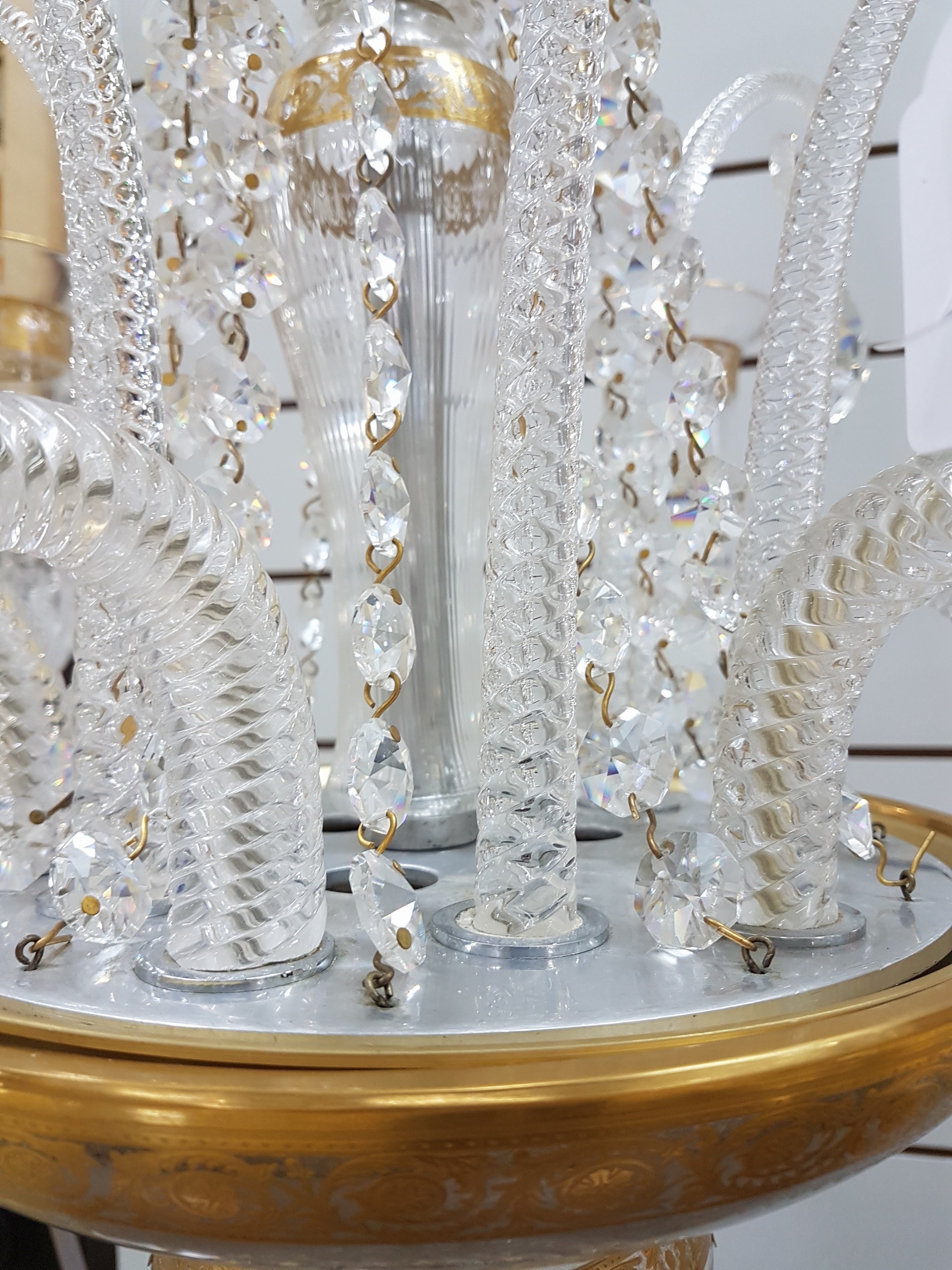 Detail e: 6-flammiger Prunkleuchter/Chandelier, St. Louis, Frankreich, Dekor Thistle, Kristallglas, graviert, geschliffen und teilweise vergoldet, umlaufender ...
