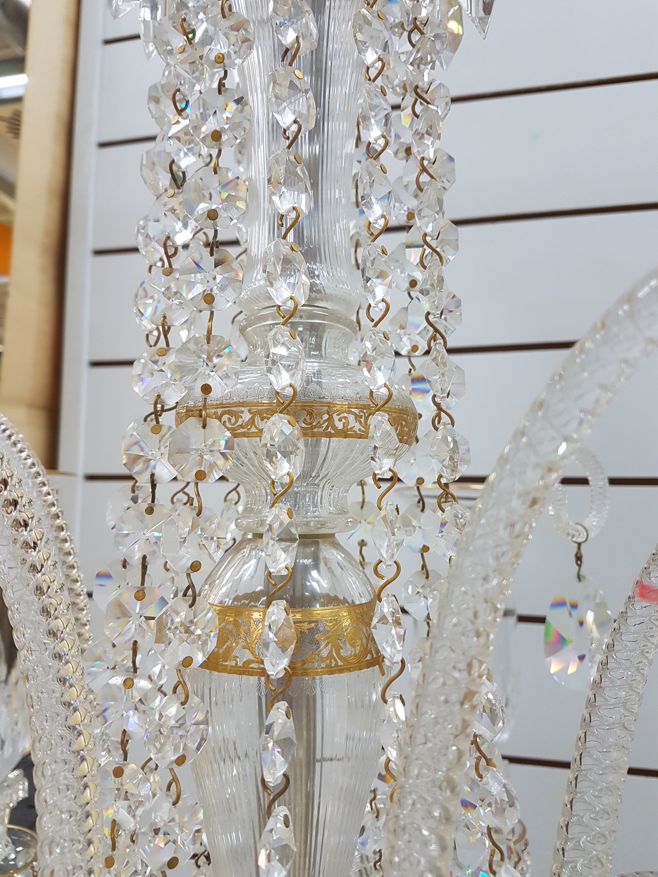 Detail f: 6-flammiger Prunkleuchter/Chandelier, St. Louis, Frankreich, Dekor Thistle, Kristallglas, graviert, geschliffen und teilweise vergoldet, umlaufender ...