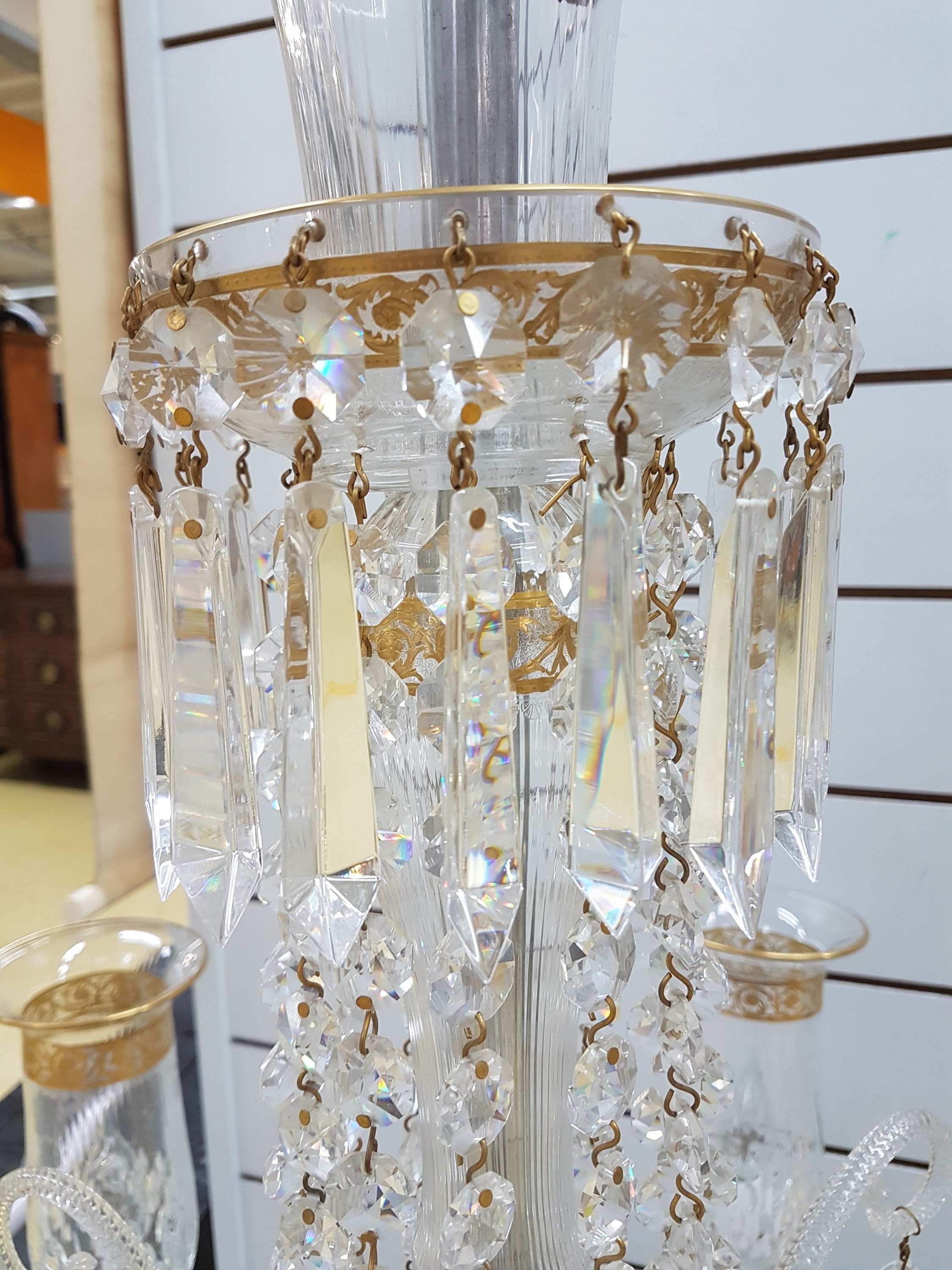 Detail g: 6-flammiger Prunkleuchter/Chandelier, St. Louis, Frankreich, Dekor Thistle, Kristallglas, graviert, geschliffen und teilweise vergoldet, umlaufender ...
