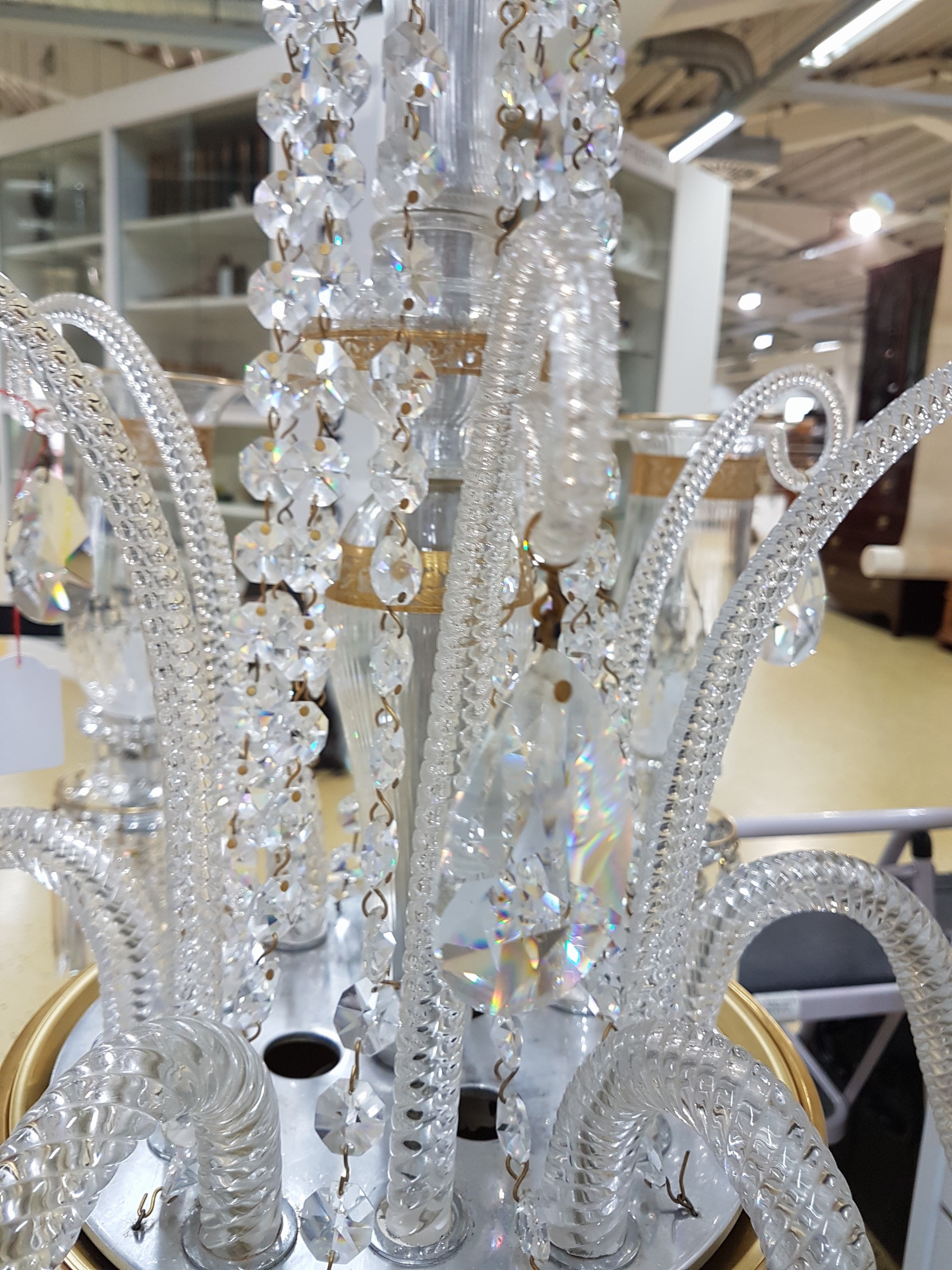Detail i: 6-flammiger Prunkleuchter/Chandelier, St. Louis, Frankreich, Dekor Thistle, Kristallglas, graviert, geschliffen und teilweise vergoldet, umlaufender ...