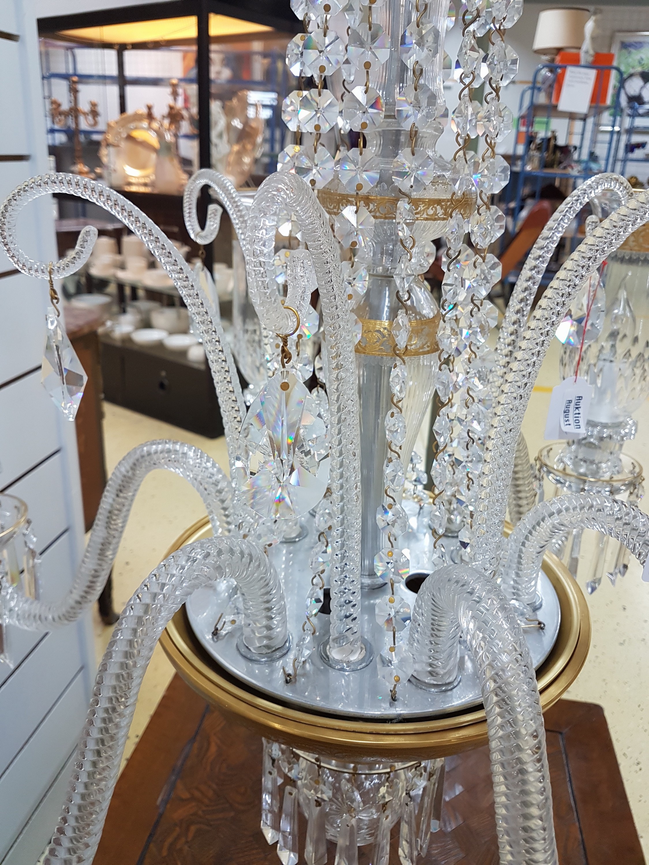 Detail j: 6-flammiger Prunkleuchter/Chandelier, St. Louis, Frankreich, Dekor Thistle, Kristallglas, graviert, geschliffen und teilweise vergoldet, umlaufender ...