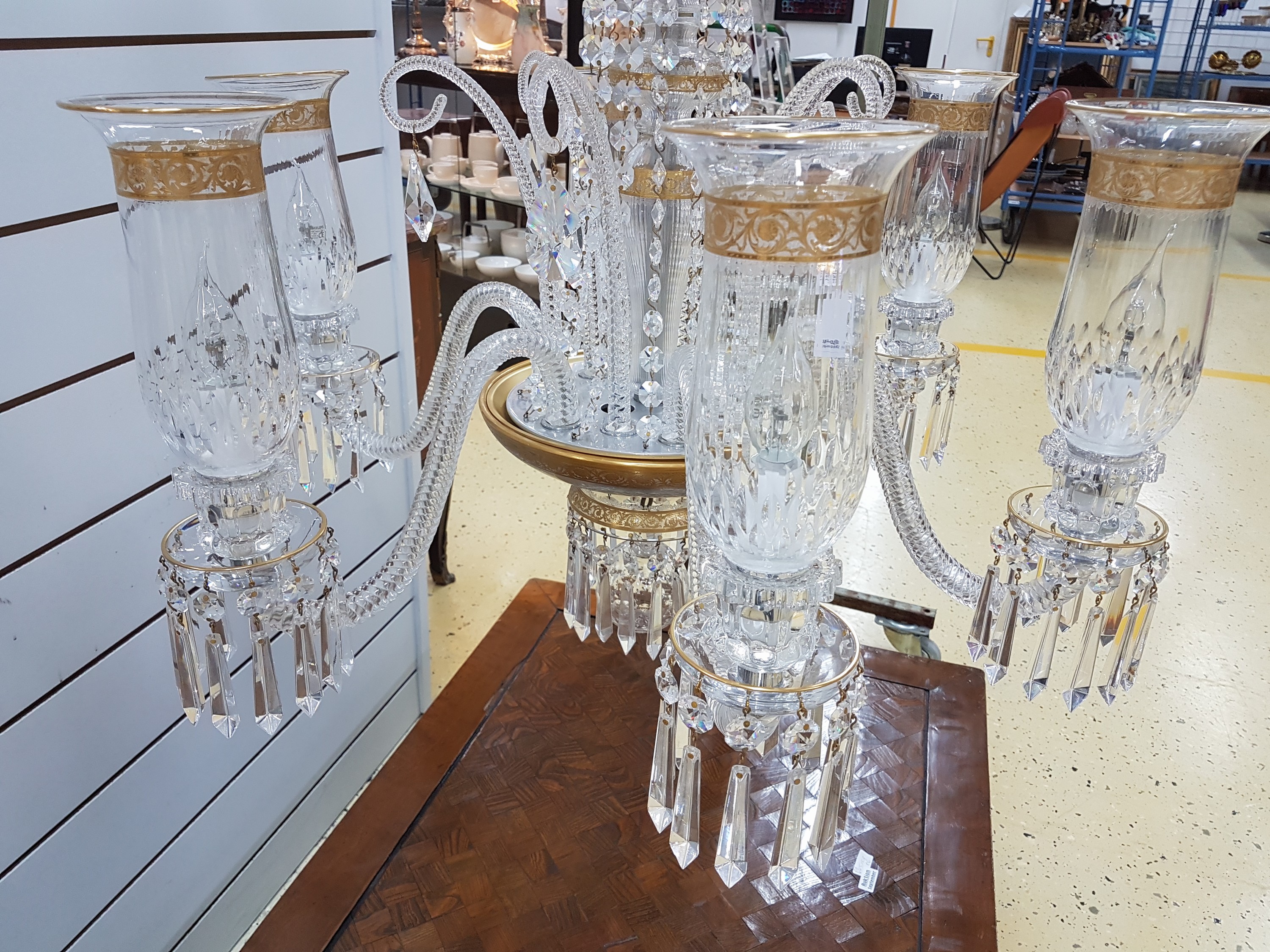 Detail l: 6-flammiger Prunkleuchter/Chandelier, St. Louis, Frankreich, Dekor Thistle, Kristallglas, graviert, geschliffen und teilweise vergoldet, umlaufender ...