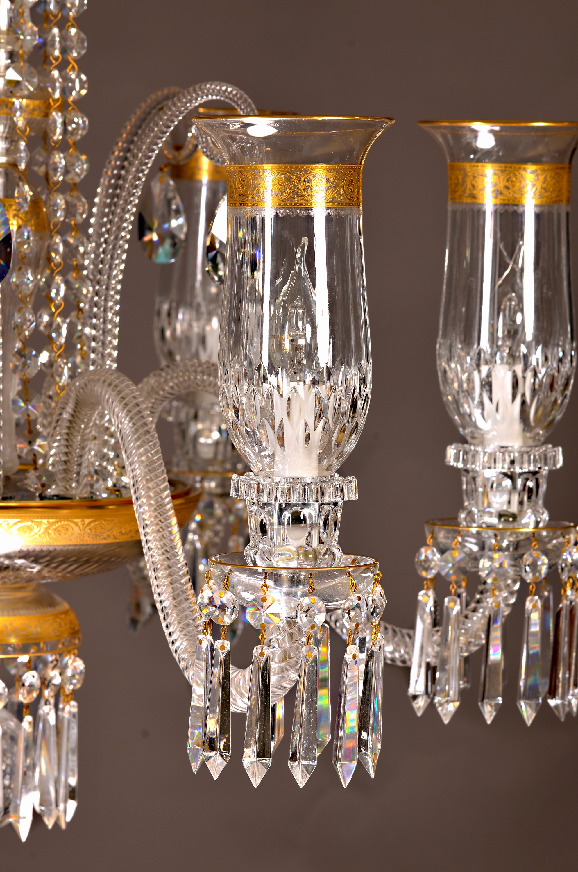 Detail o: 6-flammiger Prunkleuchter/Chandelier, St. Louis, Frankreich, Dekor Thistle, Kristallglas, graviert, geschliffen und teilweise vergoldet, umlaufender ...