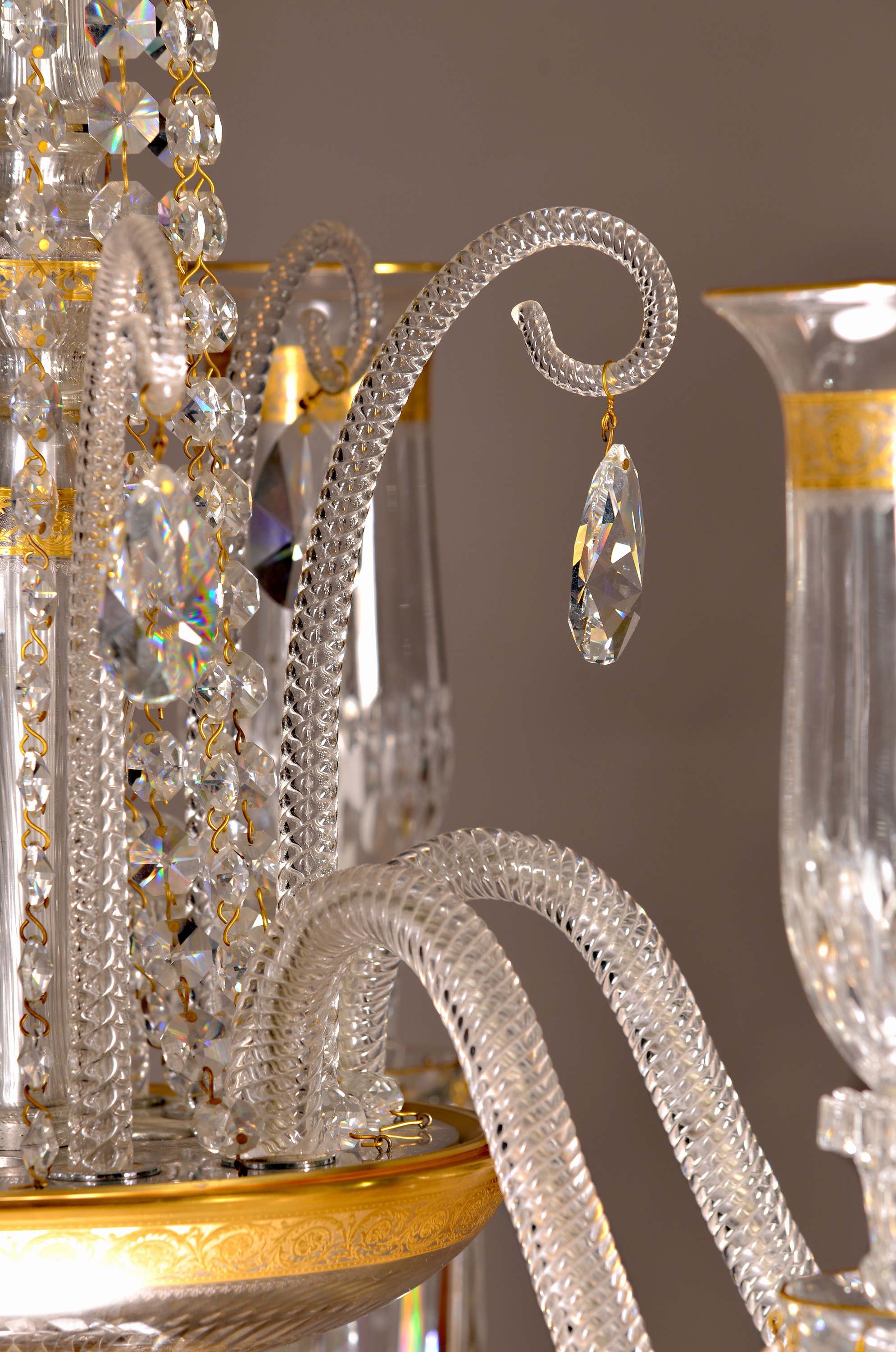 Detail p: 6-flammiger Prunkleuchter/Chandelier, St. Louis, Frankreich, Dekor Thistle, Kristallglas, graviert, geschliffen und teilweise vergoldet, umlaufender ...