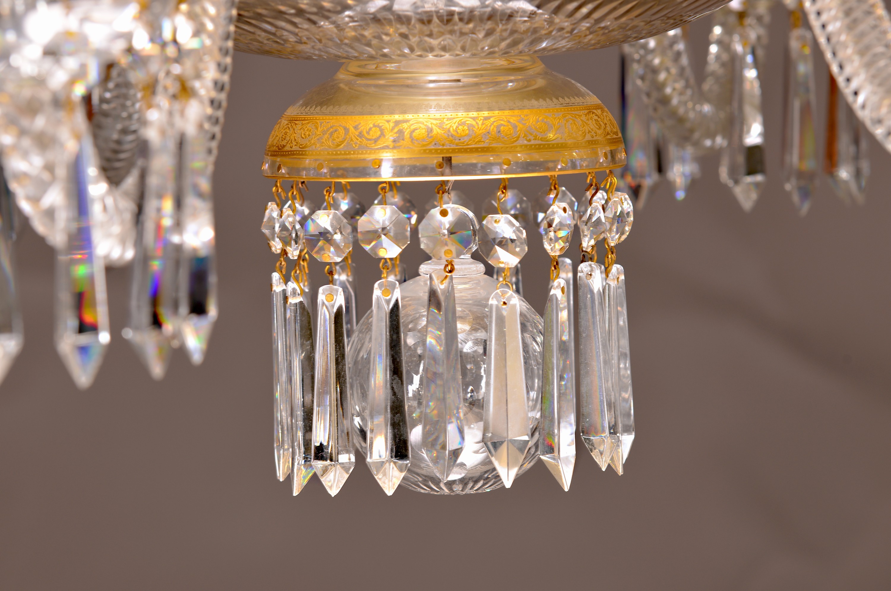 Detail q: 6-flammiger Prunkleuchter/Chandelier, St. Louis, Frankreich, Dekor Thistle, Kristallglas, graviert, geschliffen und teilweise vergoldet, umlaufender ...