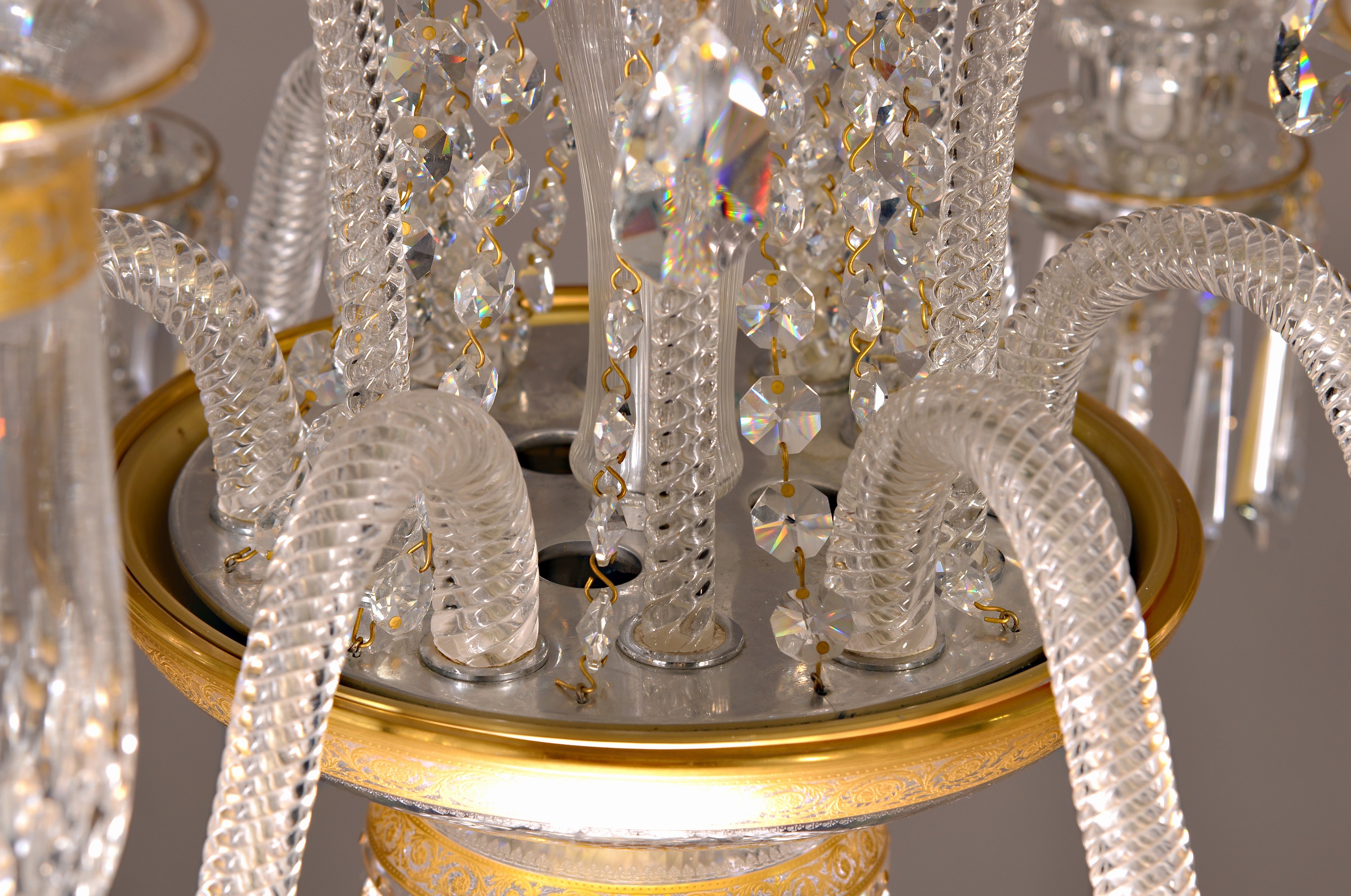 Detail r: 6-flammiger Prunkleuchter/Chandelier, St. Louis, Frankreich, Dekor Thistle, Kristallglas, graviert, geschliffen und teilweise vergoldet, umlaufender ...