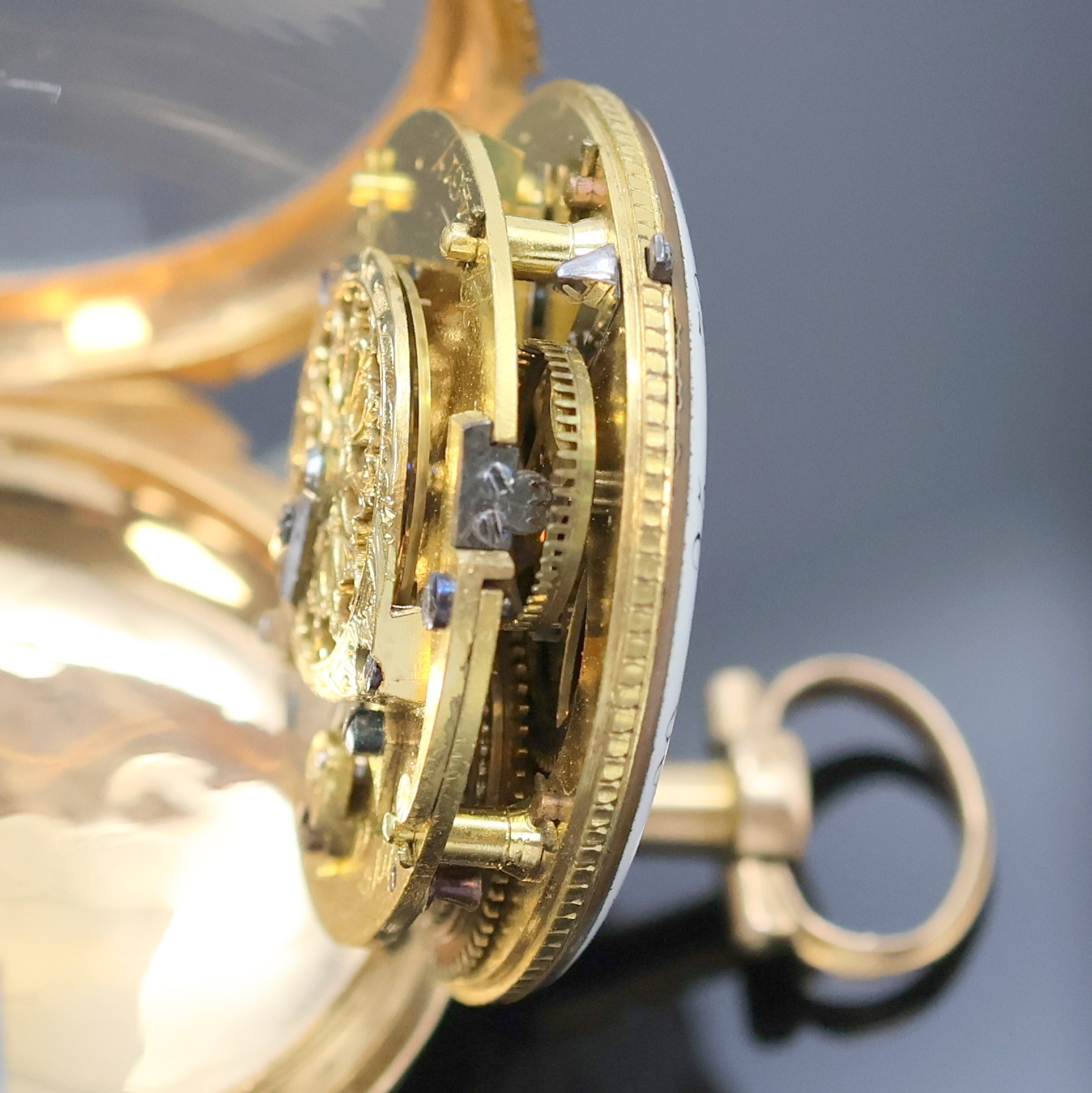 Detail d: LE ROY A PARIS Spindeltaschenuhr in 750/000 quatre couleurs Goldgehäuse, Frankreich um 1780, offenes Geh. m. großem Seitenscharnier, rückseitig ...