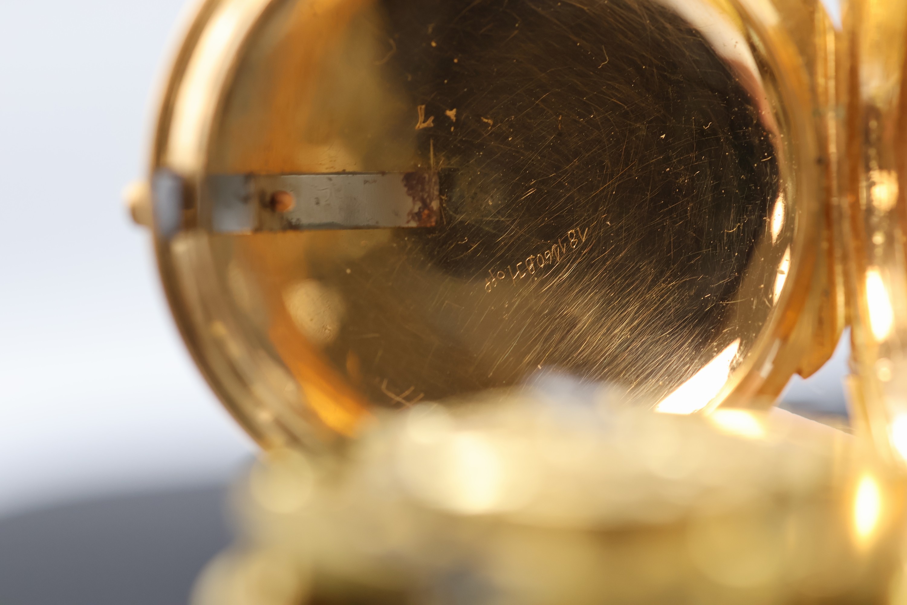 Detail e: LE ROY A PARIS Spindeltaschenuhr in 750/000 quatre couleurs Goldgehäuse, Frankreich um 1780, offenes Geh. m. großem Seitenscharnier, rückseitig ...
