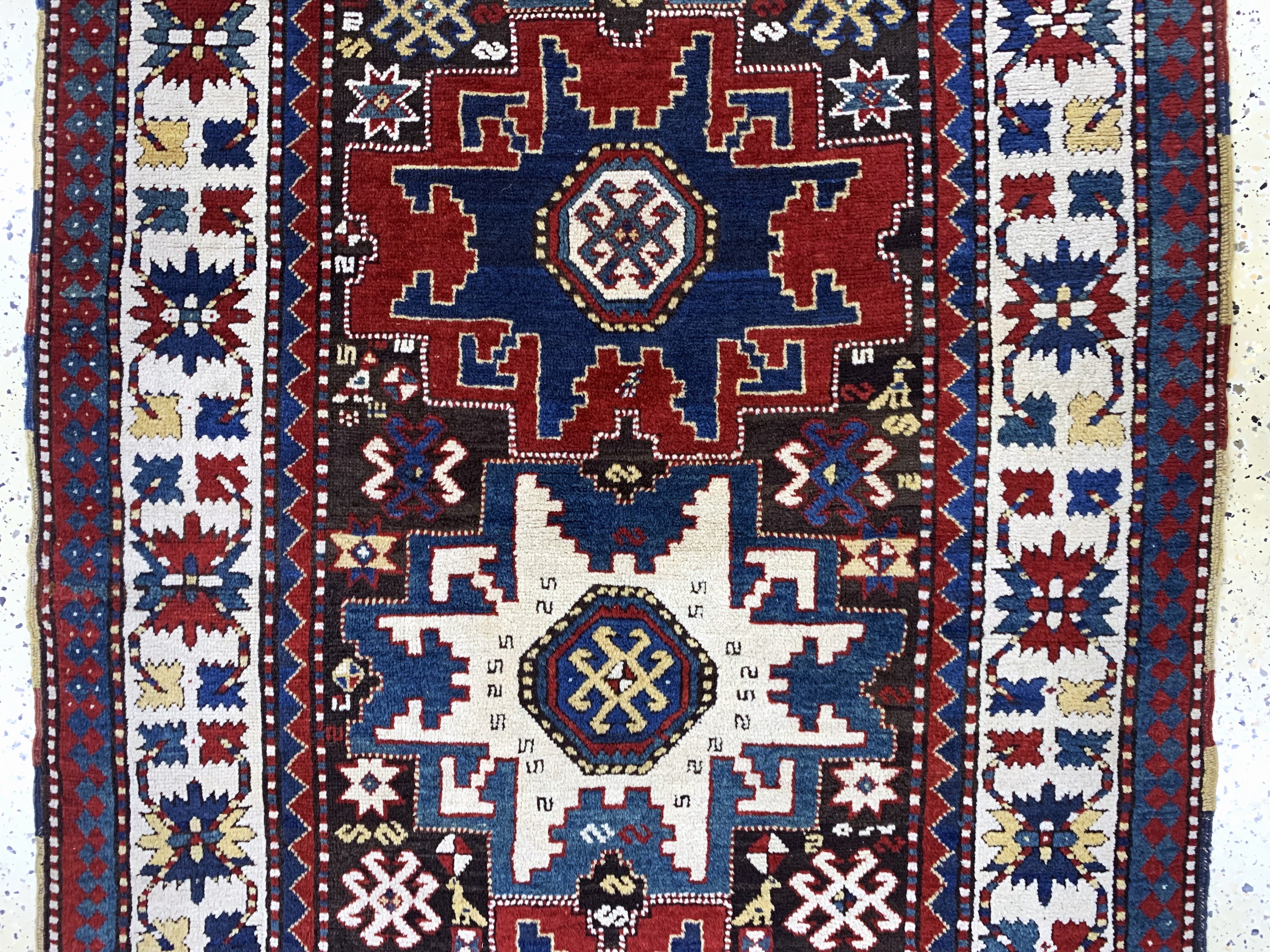 Detail b: Antiker Kazak, Kaukasus, 19.Jhd, Wolle auf Wolle, ca. 240 x 122 cm, EHZ: 2