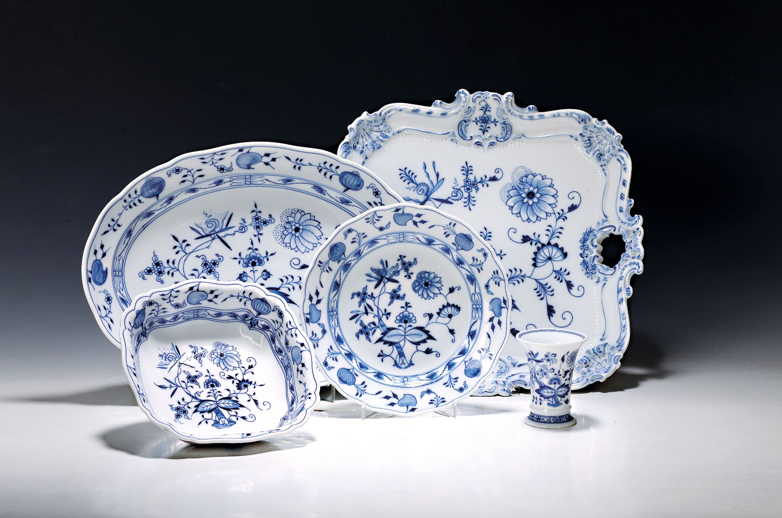 Image 26972692 - Speiseservice Zwiebelmuster, Meissen, 20.Jh., Porzellan, Zwiebelmuster, 17 Menüteller ...