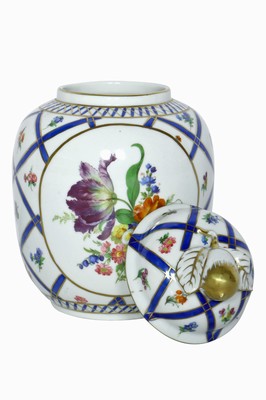 26972624a - Deckelvase, Porzellan, dekorative Handmalerei mit bunten Blumenmotiven u. sich ...