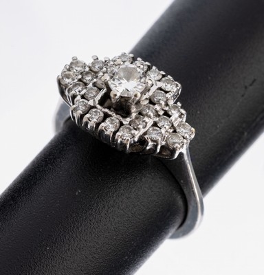 Image 26972673 - 18 kt Gold Brillant-Ring, WG 750/000, 25 Brillanten zus. ca. 0.55 ct Weiß/si, ca. ...