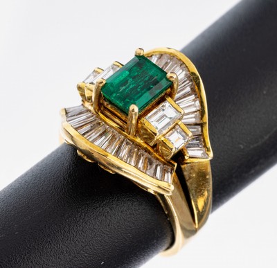 Image 26972687 - 18 kt Gold Smaragd-Diamant-Ring, GG 750/000, mittig mit facett. Smaragd im EmeraldCut ...