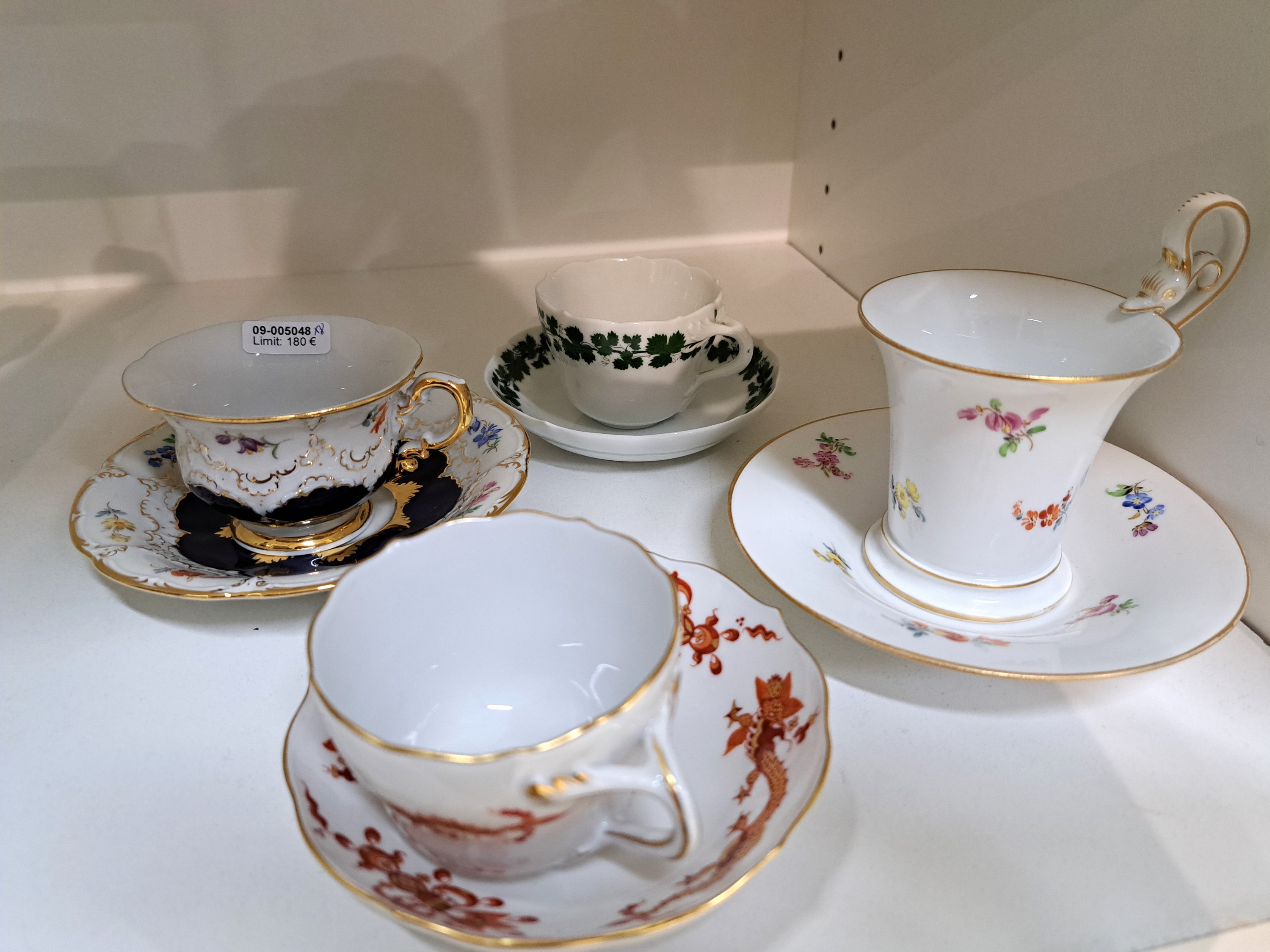Detail a: 4 Tassen mit Untertassen verschiedener Dekore und Formen, Meissen, 20.Jh., 1. Wahl, Porzellan, 1x gestreute Blümchen, königsblau angespitzt; 1x ...