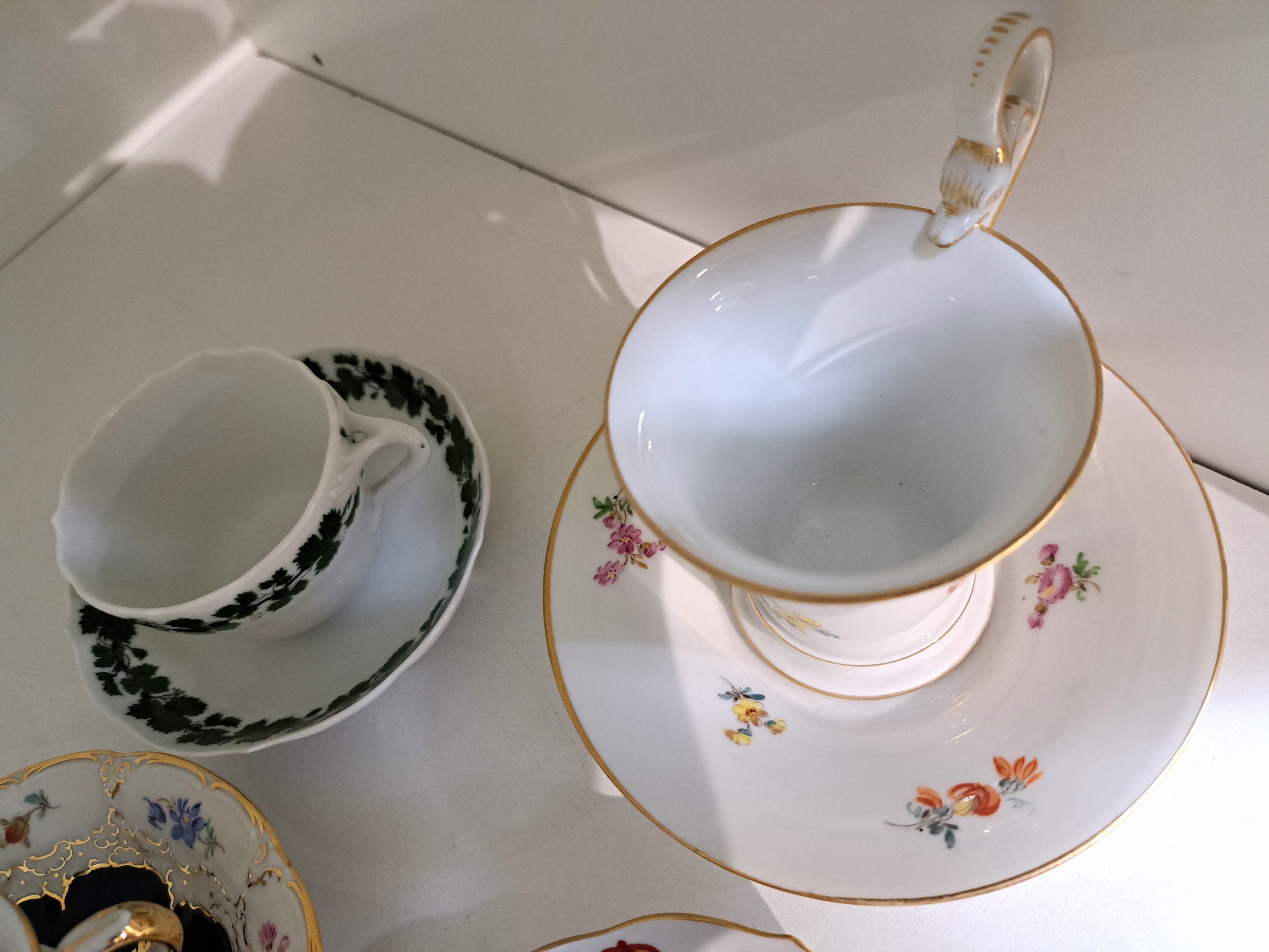 Detail c: 4 Tassen mit Untertassen verschiedener Dekore und Formen, Meissen, 20.Jh., 1. Wahl, Porzellan, 1x gestreute Blümchen, königsblau angespitzt; 1x ...