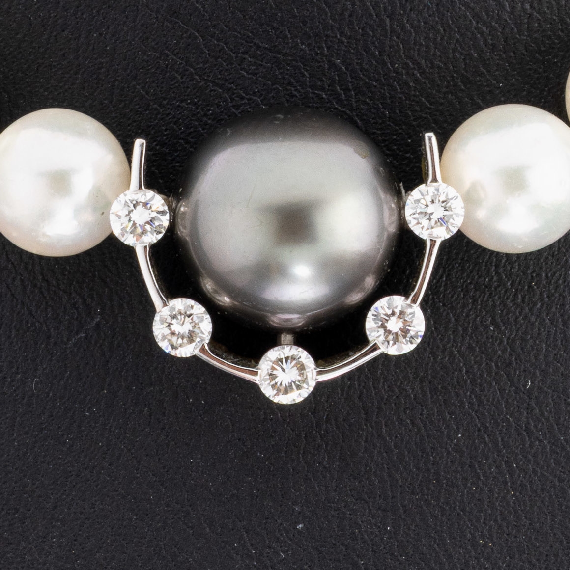 Detail a: Perl-Brillant-Collier mit 18 kt Gold Schließe, WG 750/000, weiße Zuchtperlen, D. ca. 8.6 mm, WG-Mittelteil mit Tahitizuchtperle, D. ca.13.6 mm, 5 ...