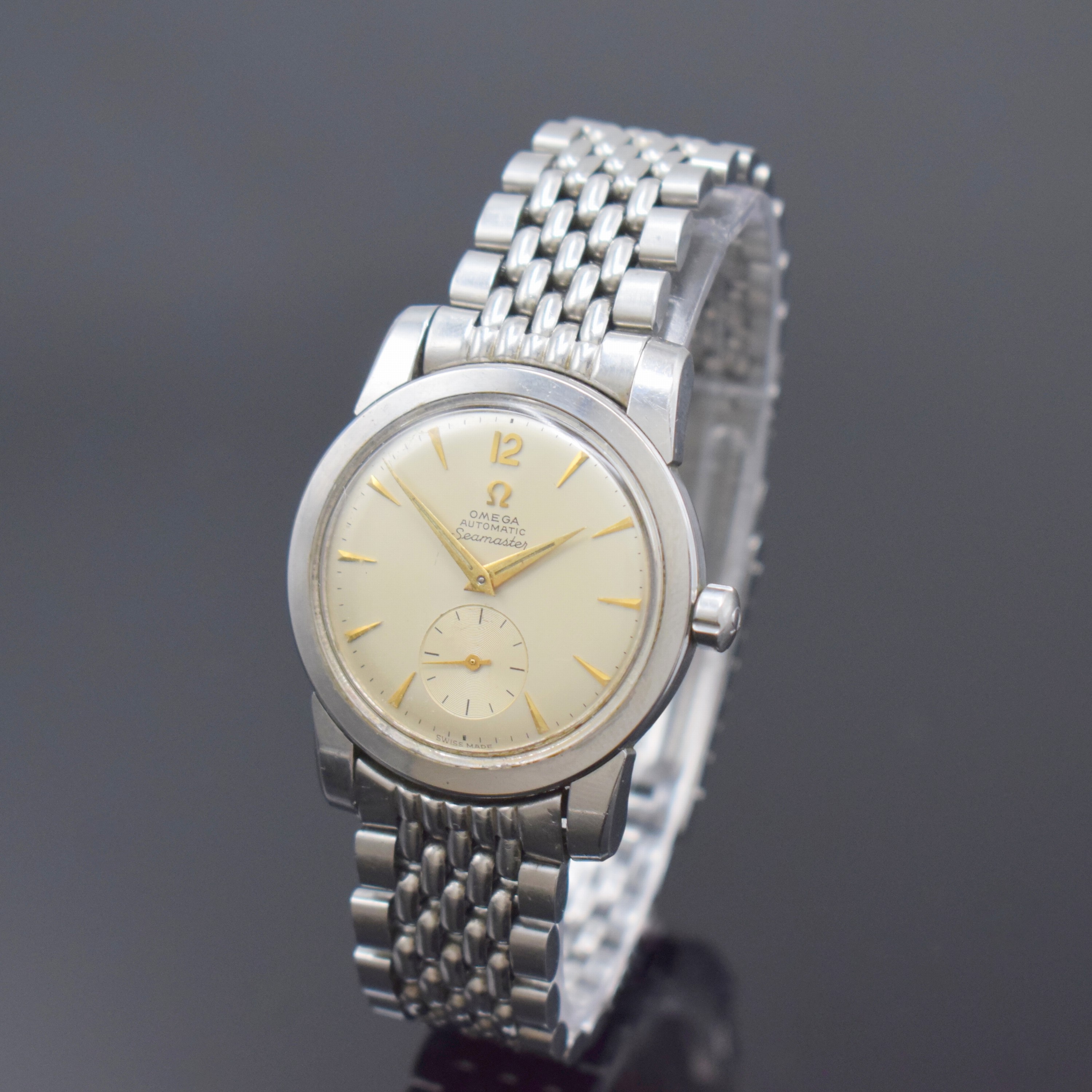 OMEGA Seamaster Herrenarmbanduhr mit Hammerautomatik Referenz 2766-2, Schweiz um 1954, Boden aufgedr., orig. Stahlband m. Faltschl., silb. Zifferbl. ...
