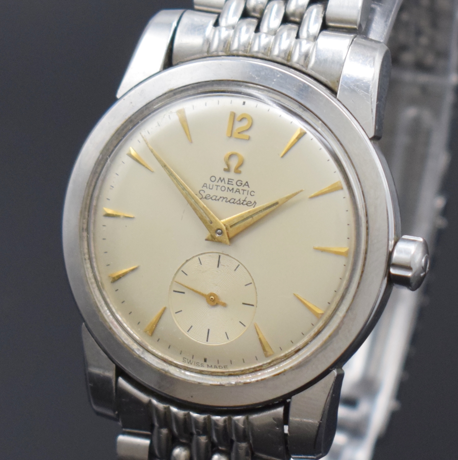 Detail a: OMEGA Seamaster Herrenarmbanduhr mit Hammerautomatik Referenz 2766-2, Schweiz um 1954, Boden aufgedr., orig. Stahlband m. Faltschl., silb. Zifferbl. ...